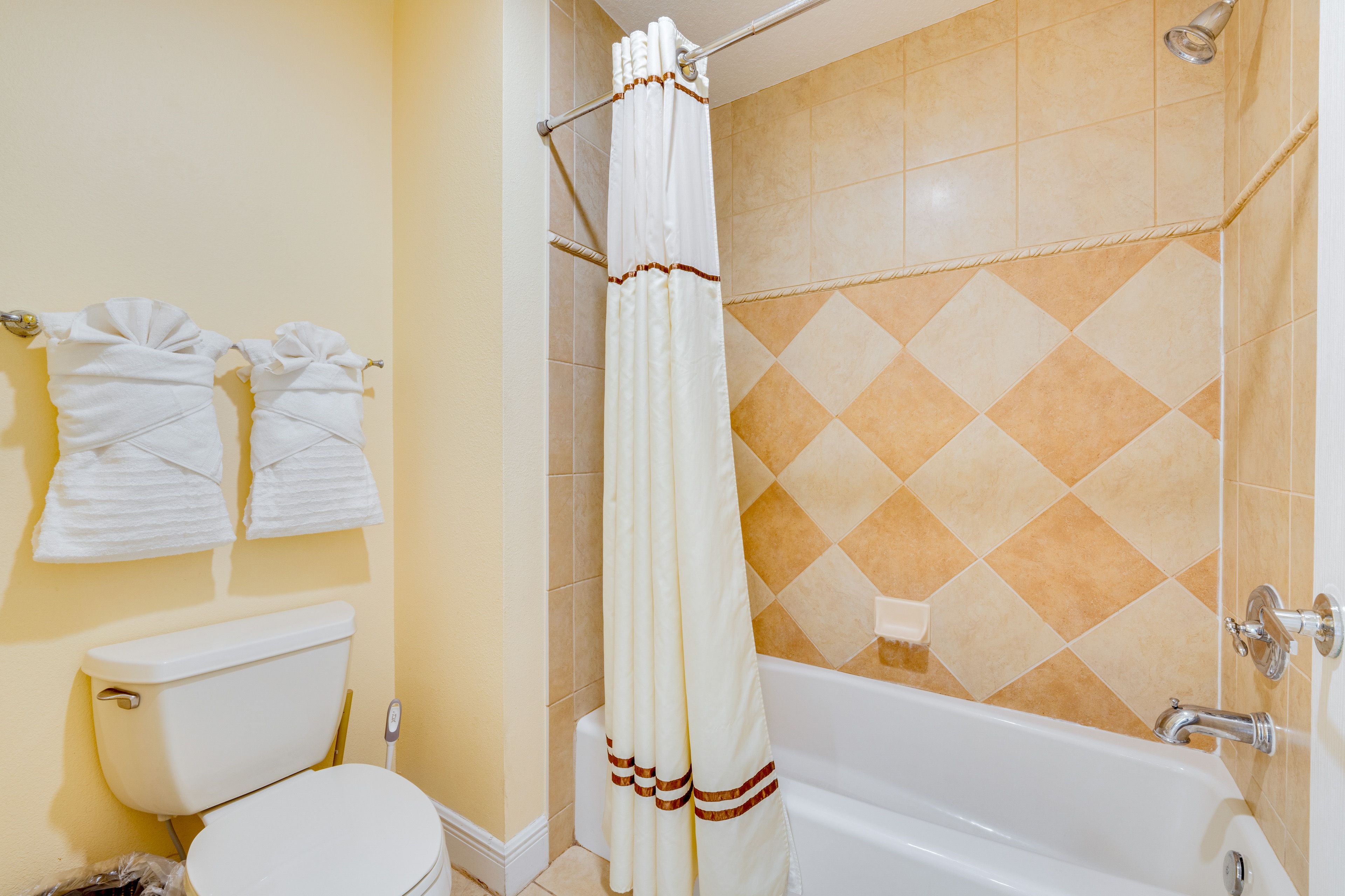 Full Bathroom | Towels Provided