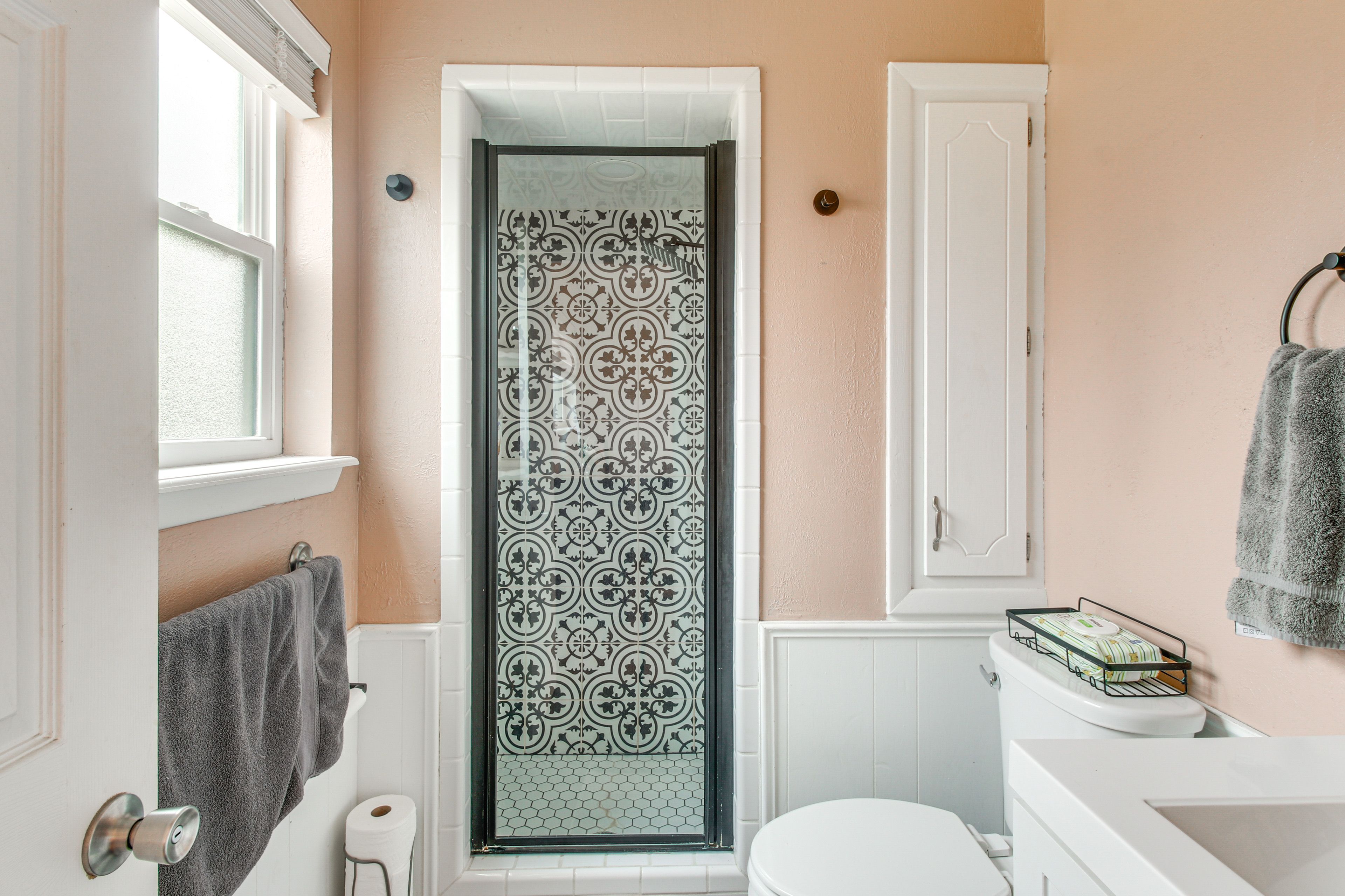 Full Bathroom | Towels Provided