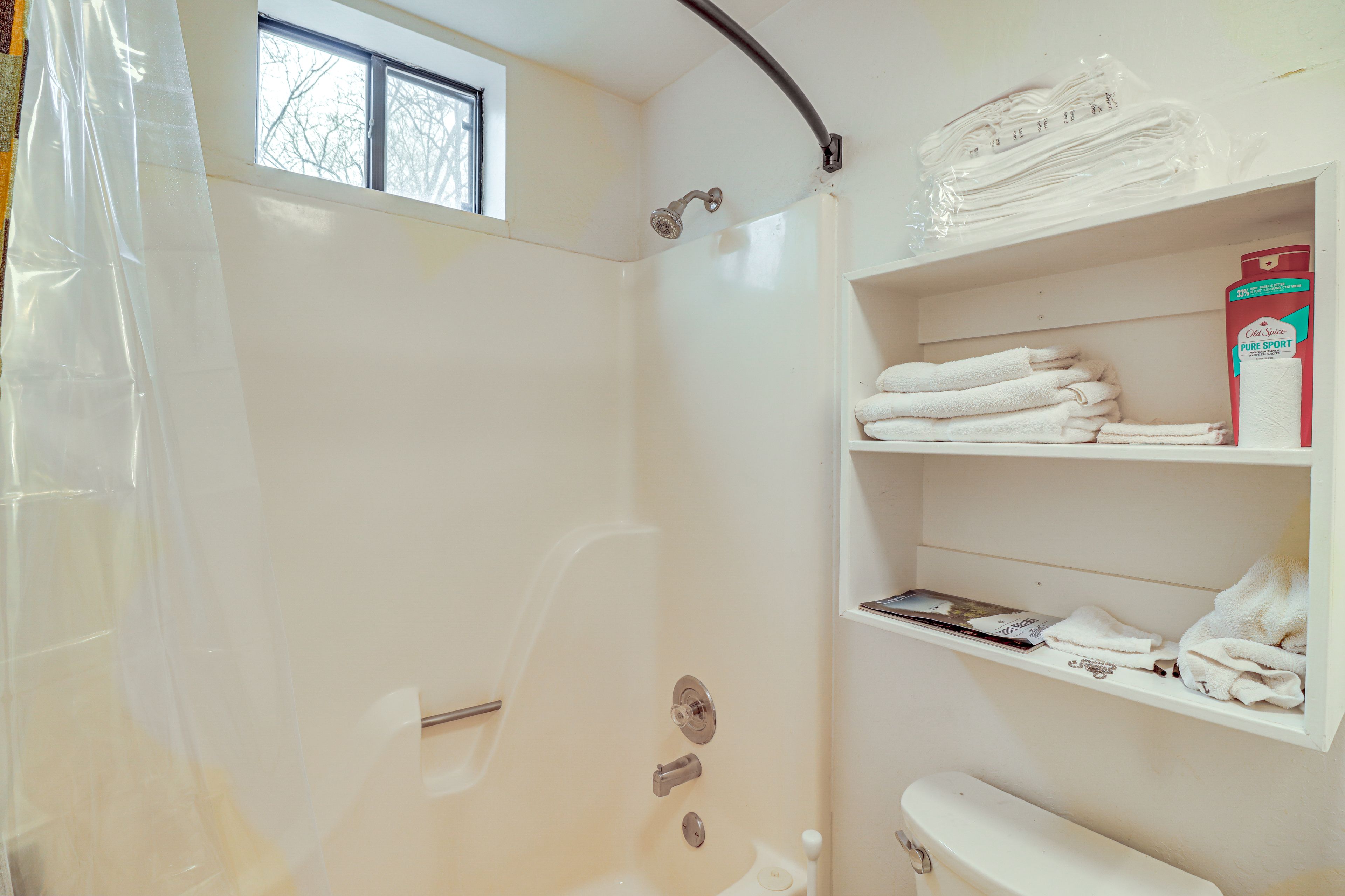 Full Bathroom | Towels Provided