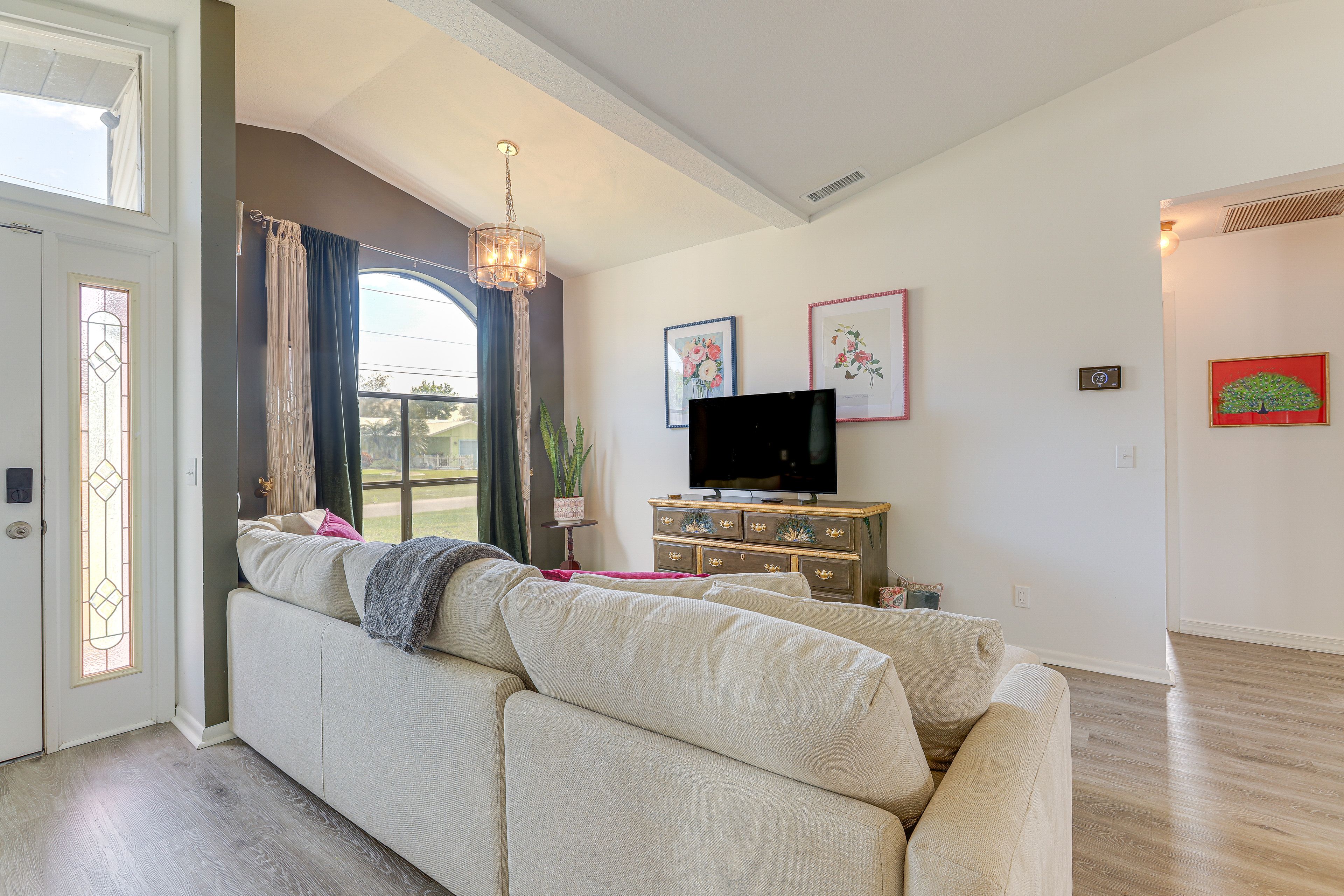 Living Room | Smart TV | Free WiFi | Single-Story Property