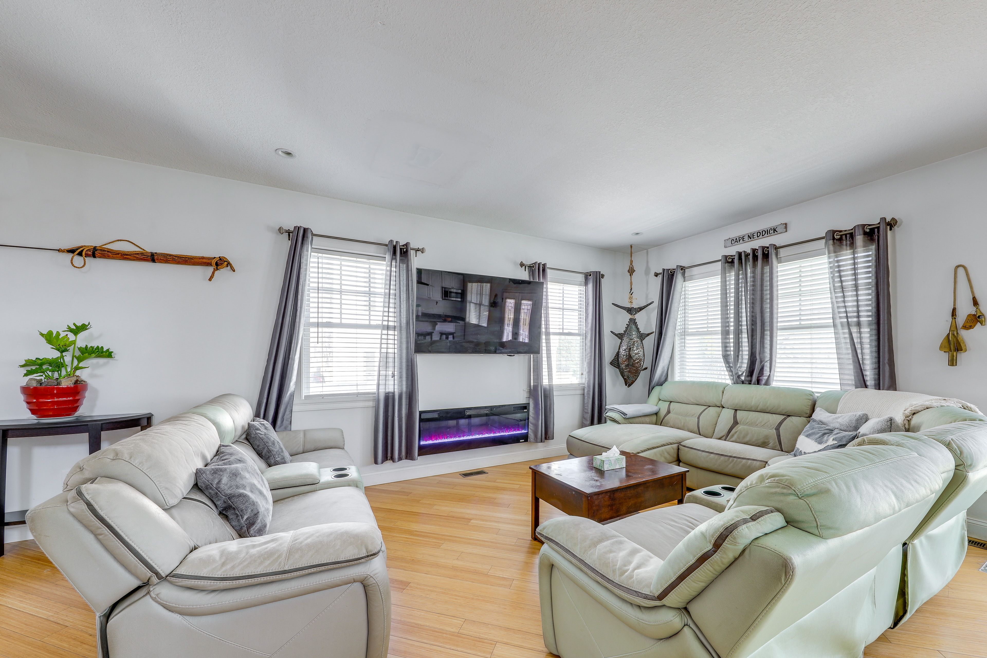 Living Room | Free WiFi | Central Heating & A/C | Smart TV | 1st Floor