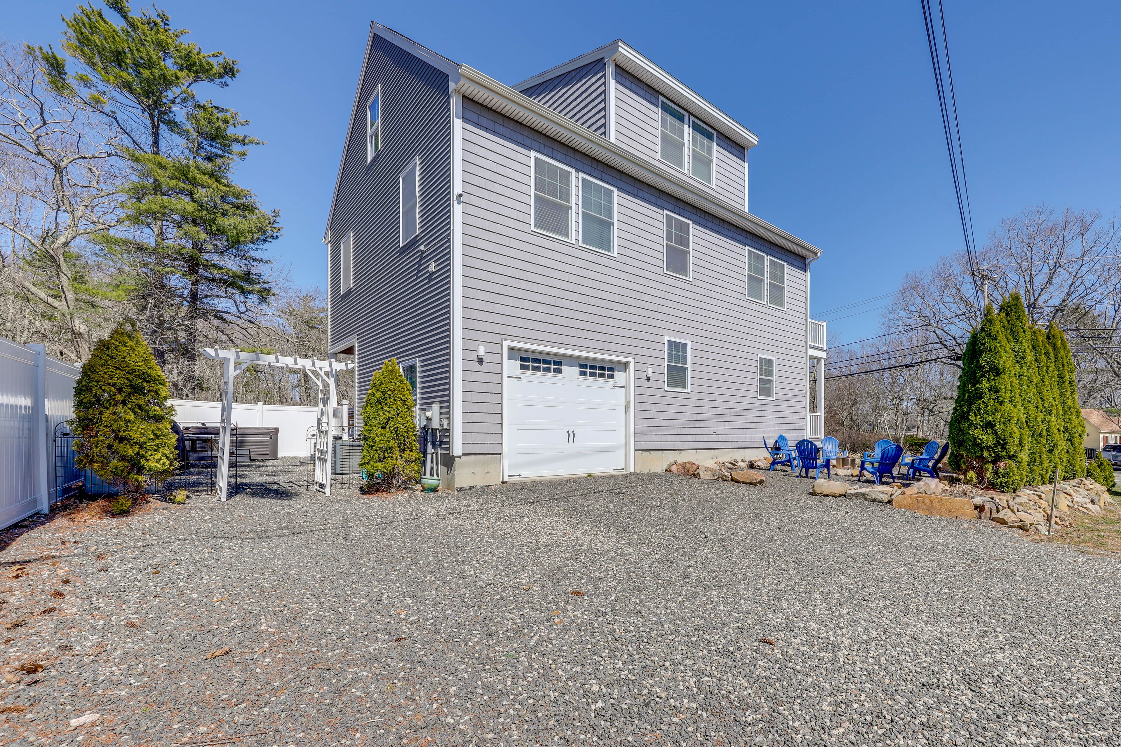 Exterior | Driveway (4 Vehicles)