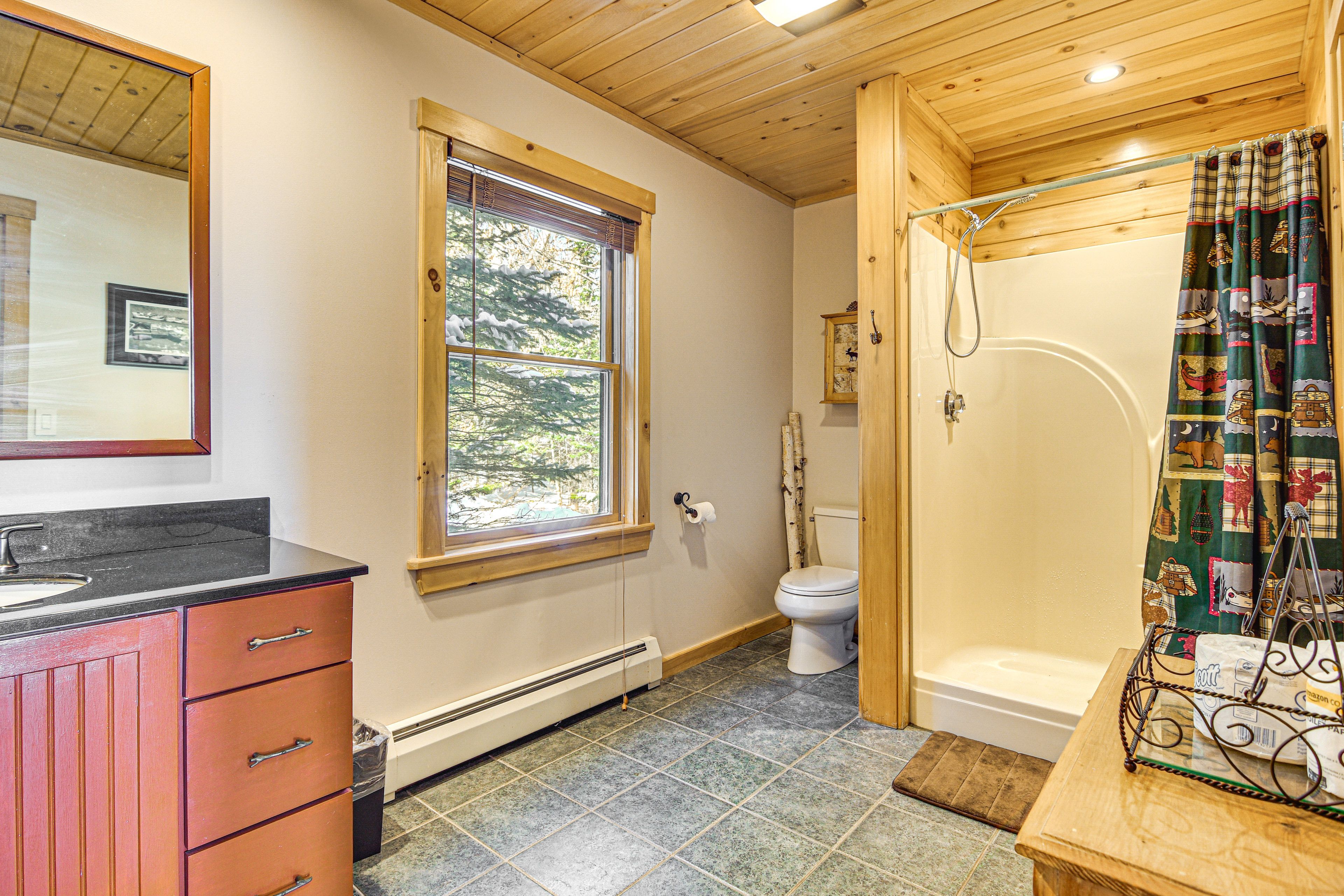 Full Bathroom | 1st Floor | Towels Provided