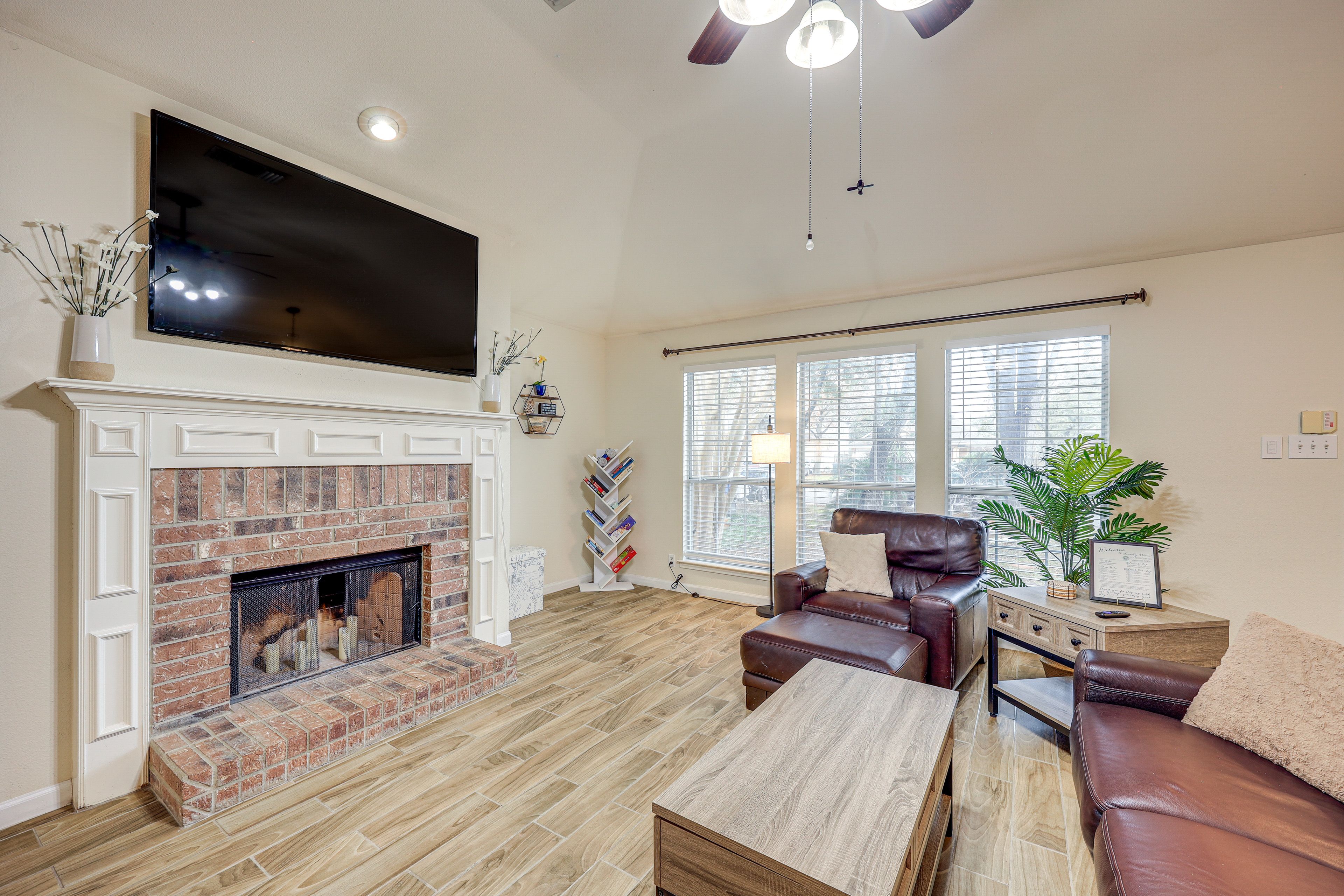 Living Room | Smart TV | Central A/C & Heating | Free WiFi