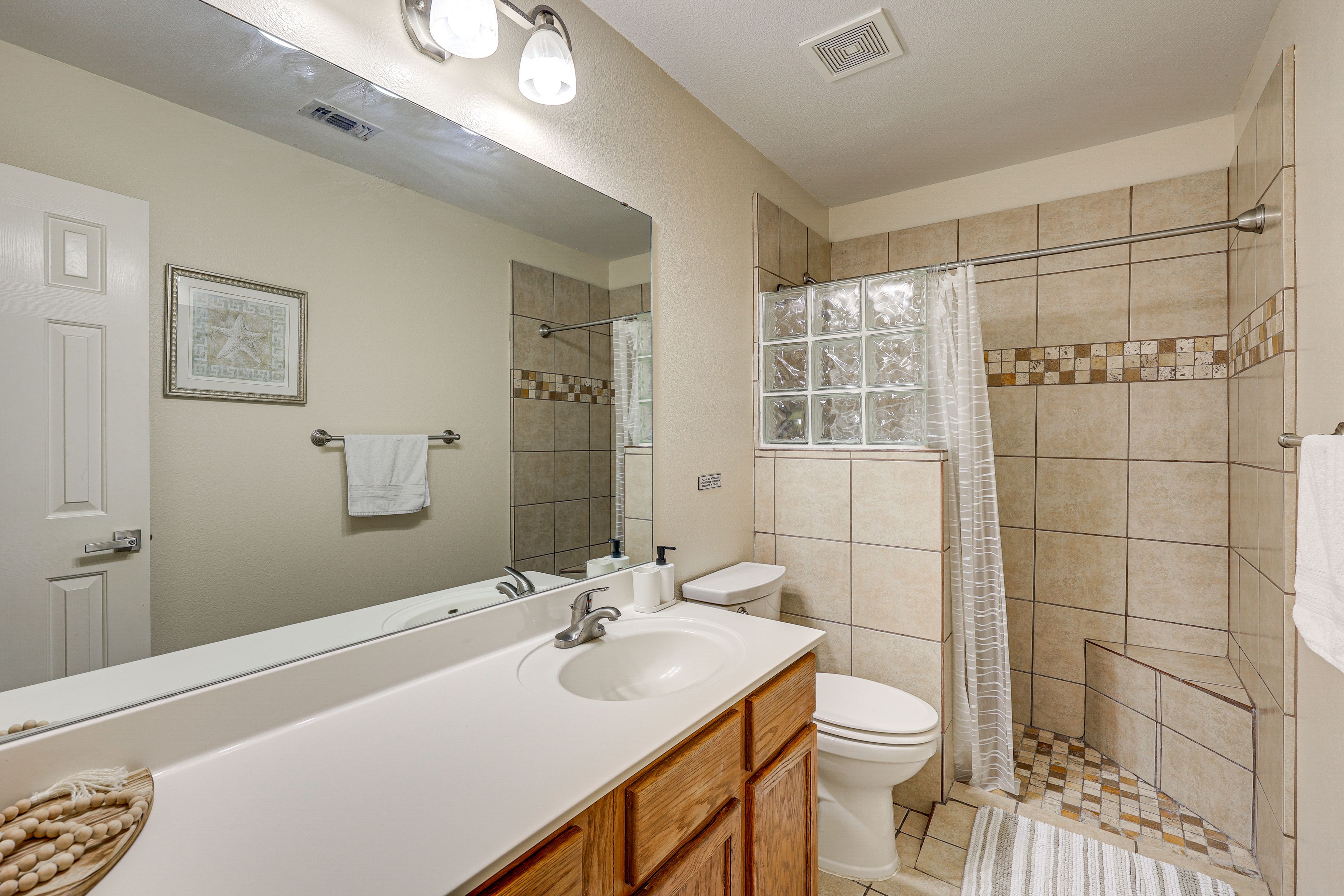 Full Bathroom | Complimentary Toiletries