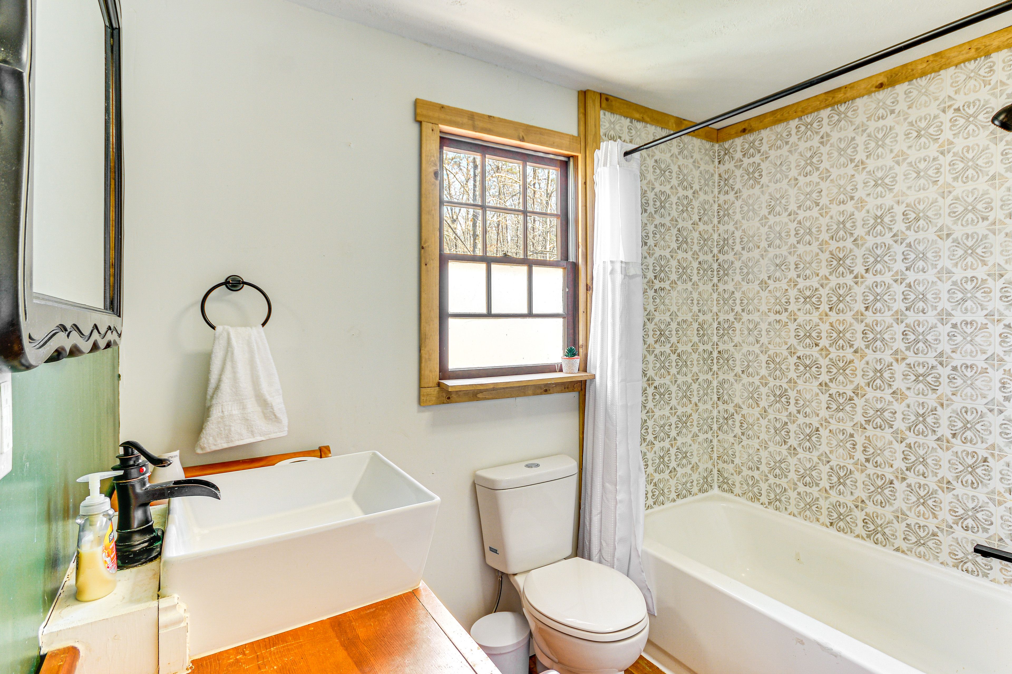 Full Bathroom | Towels Provided