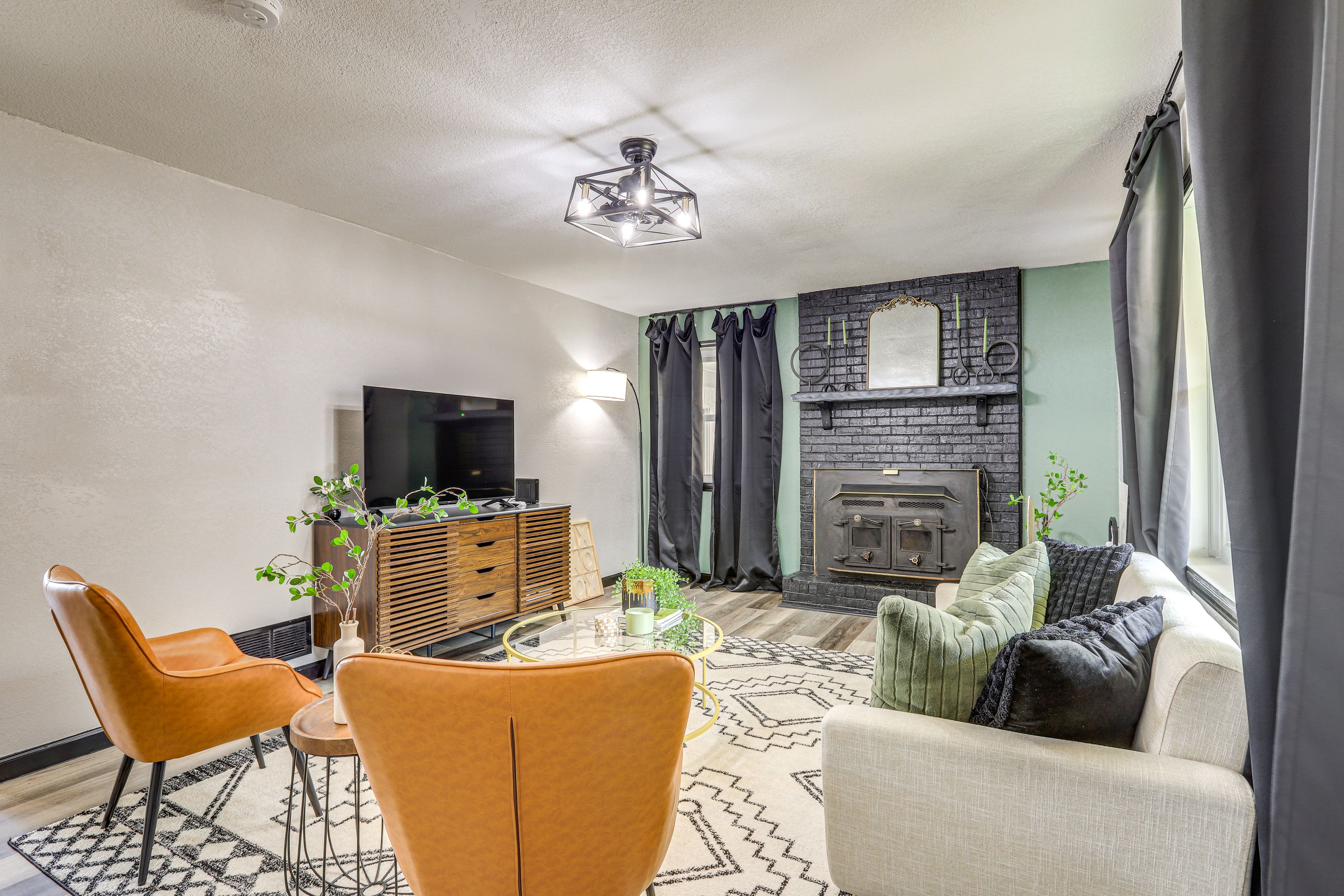 Living Room  | Free WiFi | Smart TV | Fireplace | Central A/C