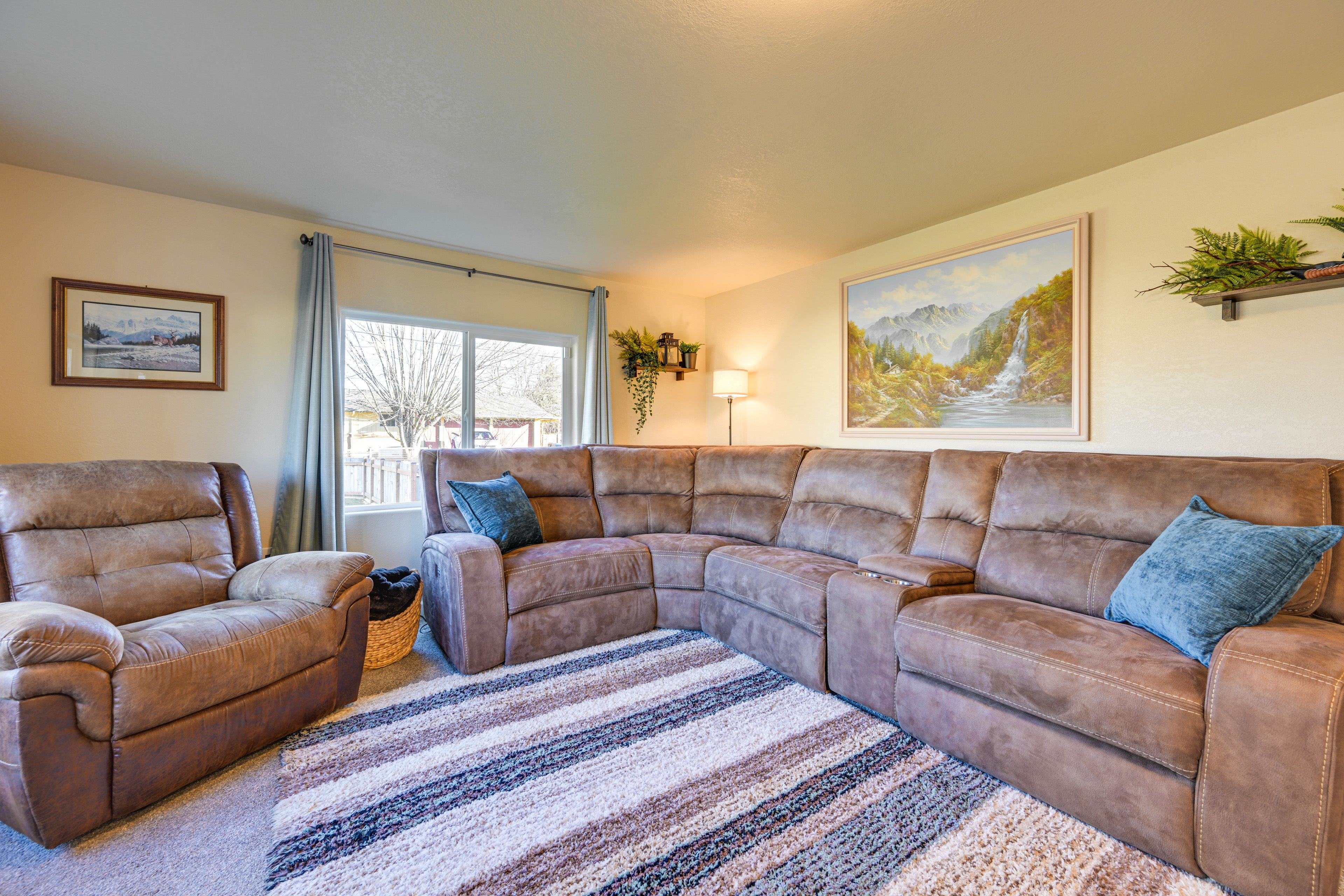 Living Room | Smart TV | Free WiFi