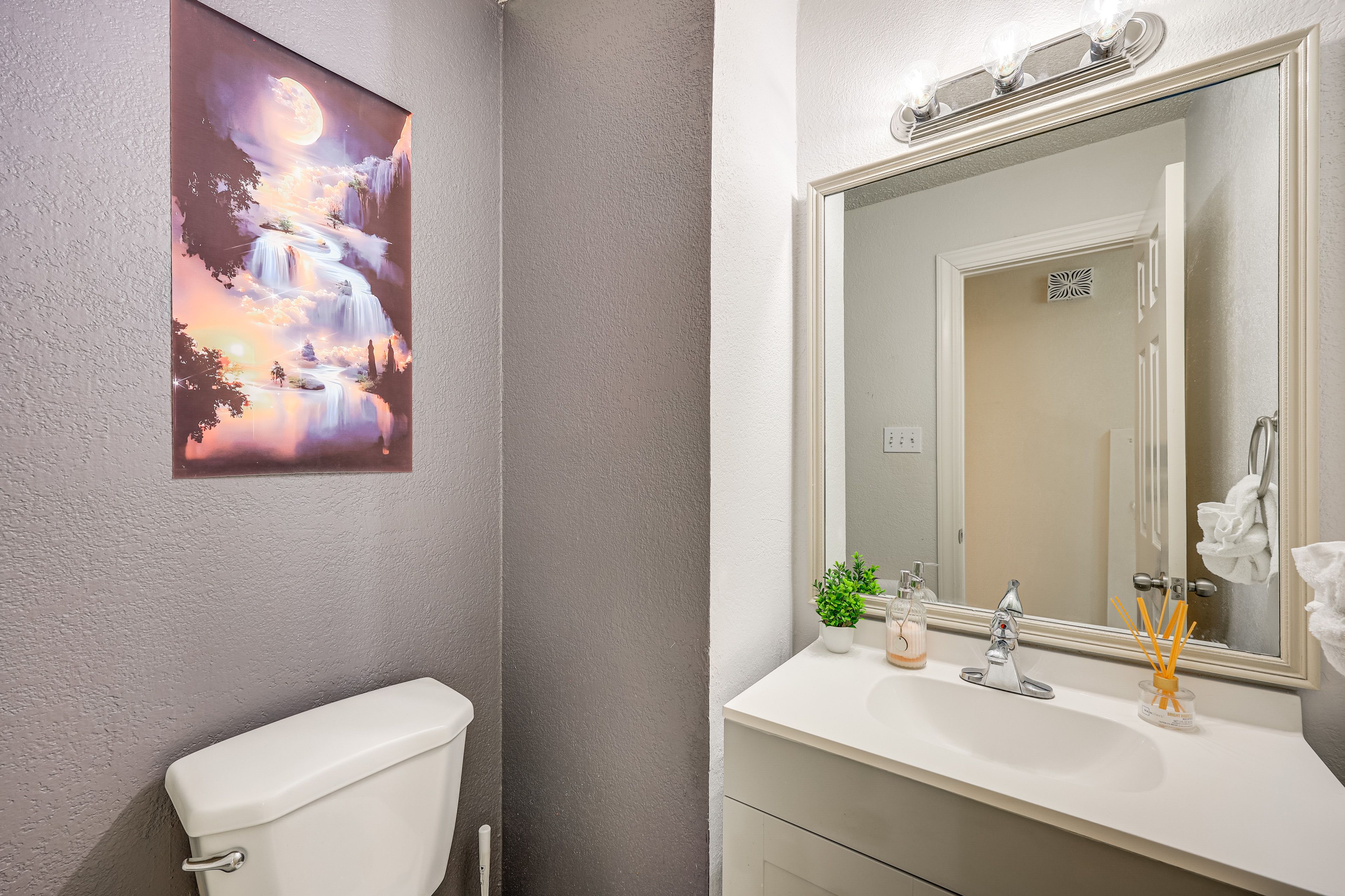 Half Bathroom | 1st Floor