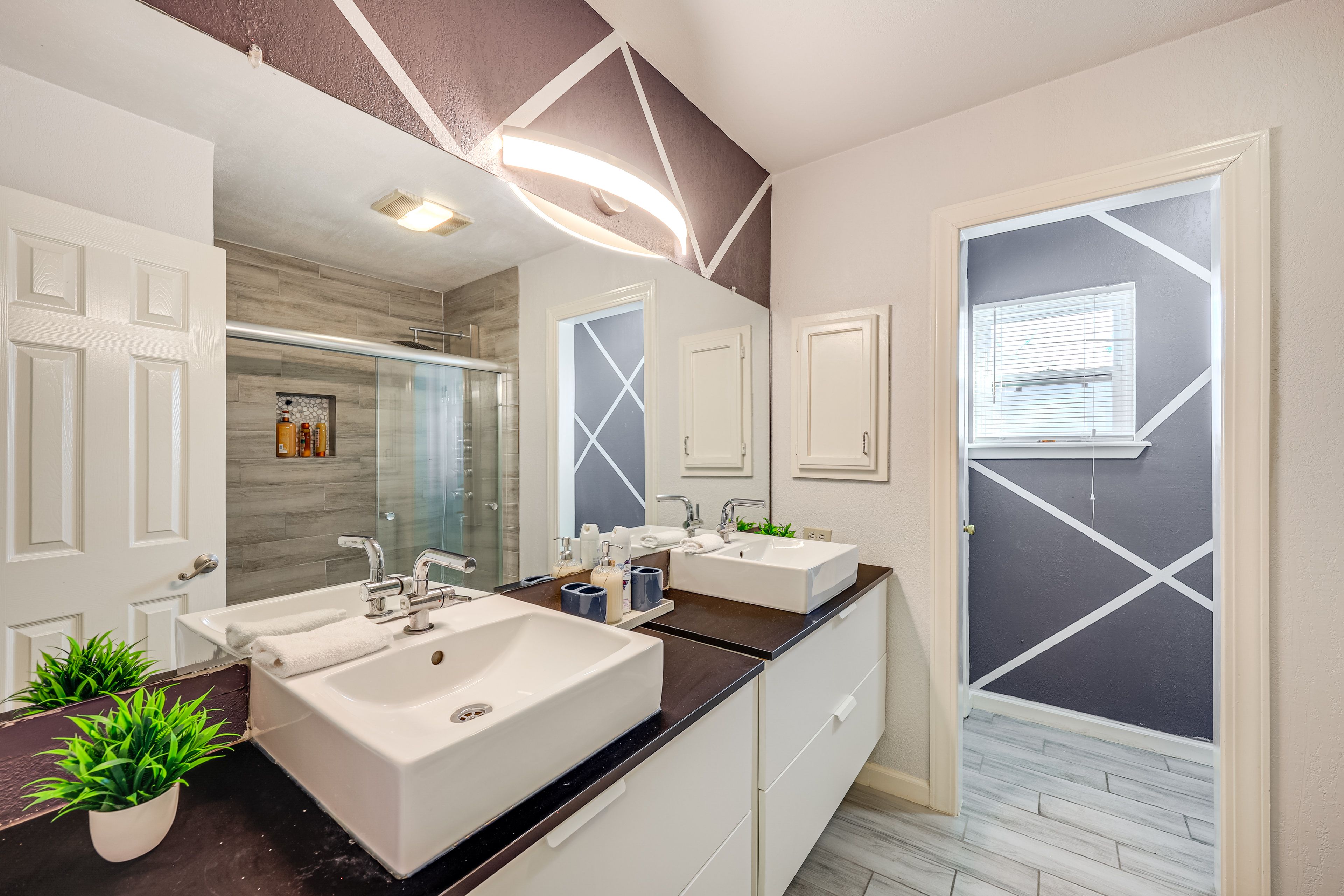 Full Bathroom | 2nd Floor