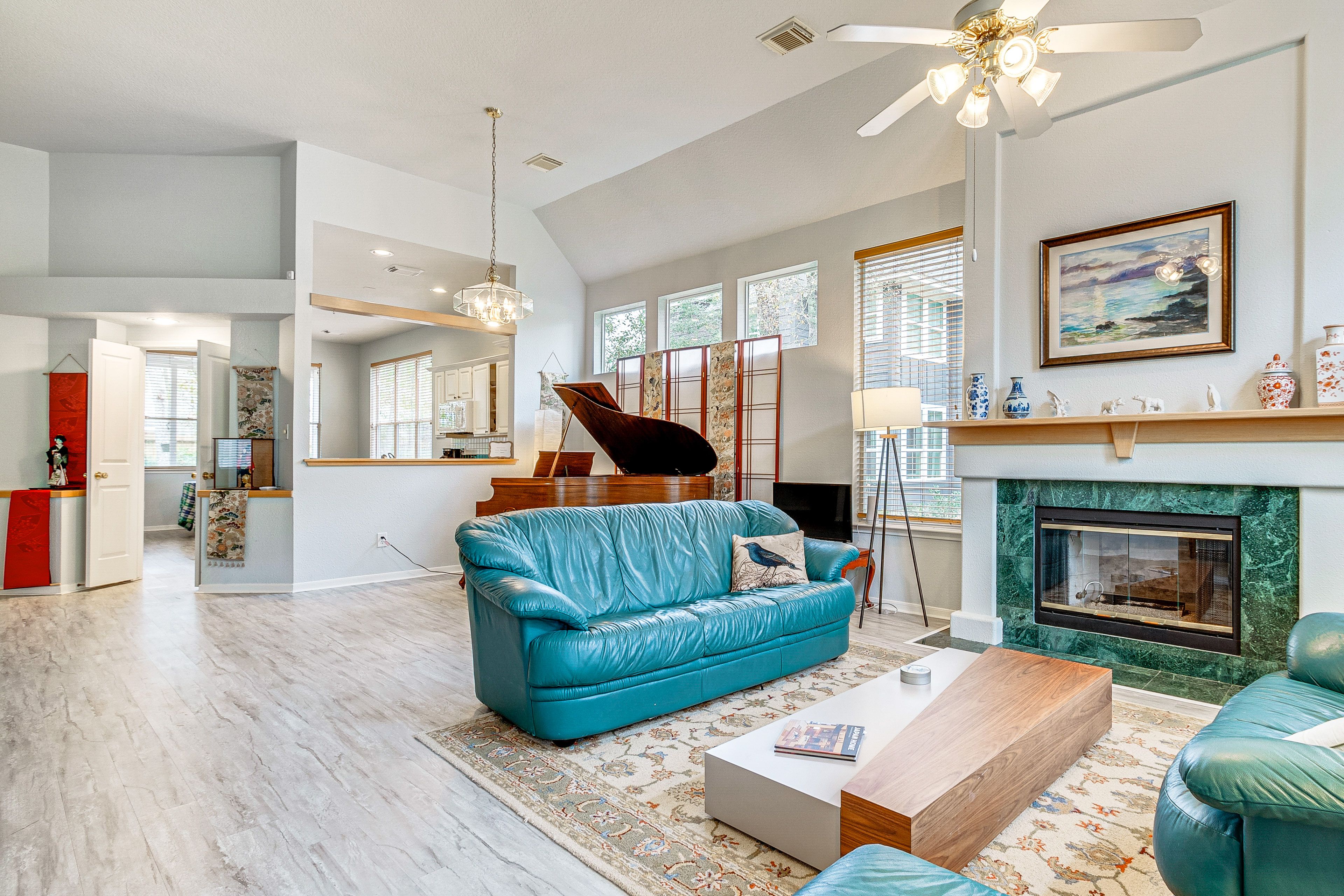 Living Room | Smart TV | Fireplace | Central Heating & A/C | Free WiFi