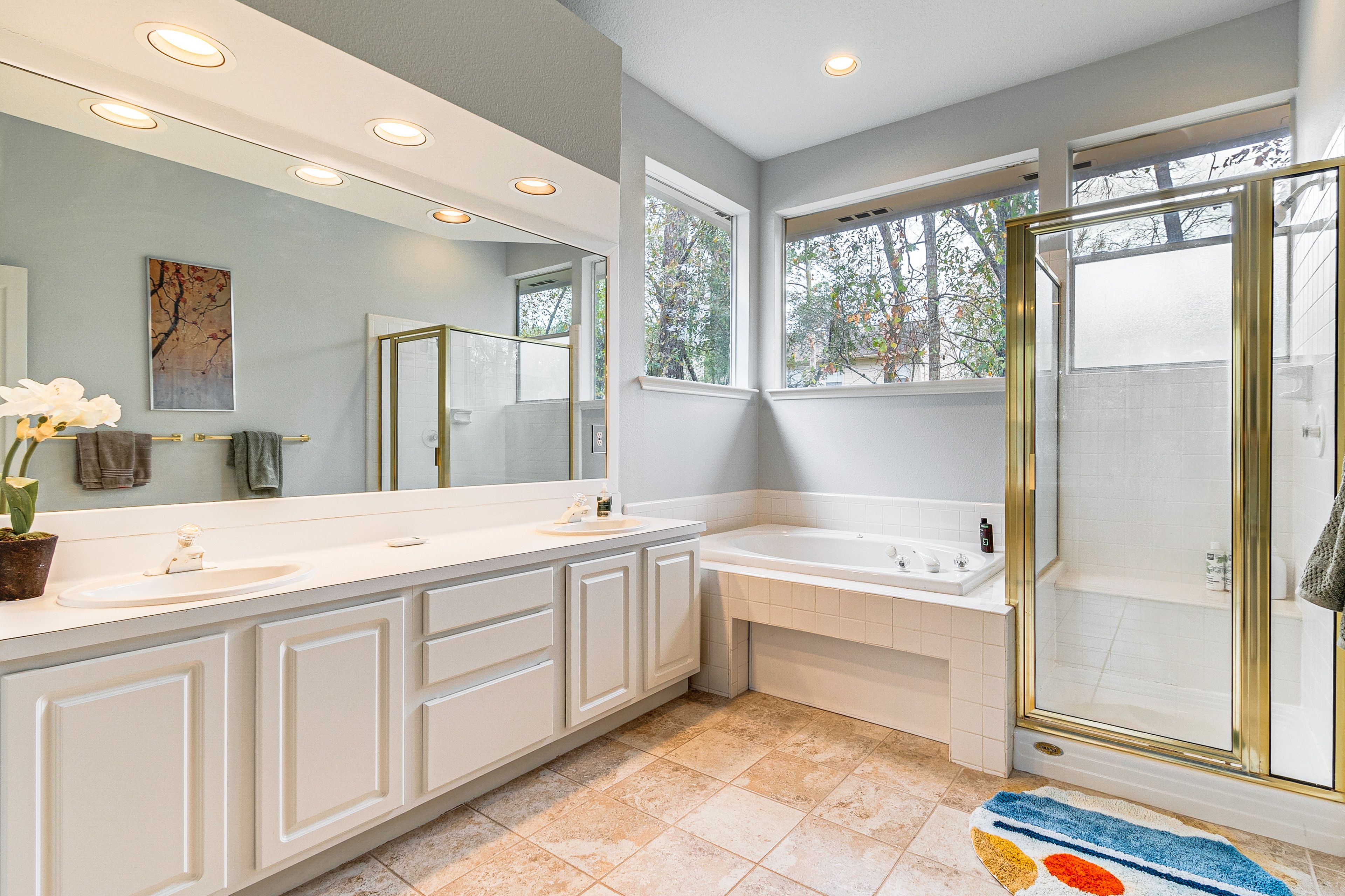 Full Bathroom | Complimentary Toiletries | Towels Provided