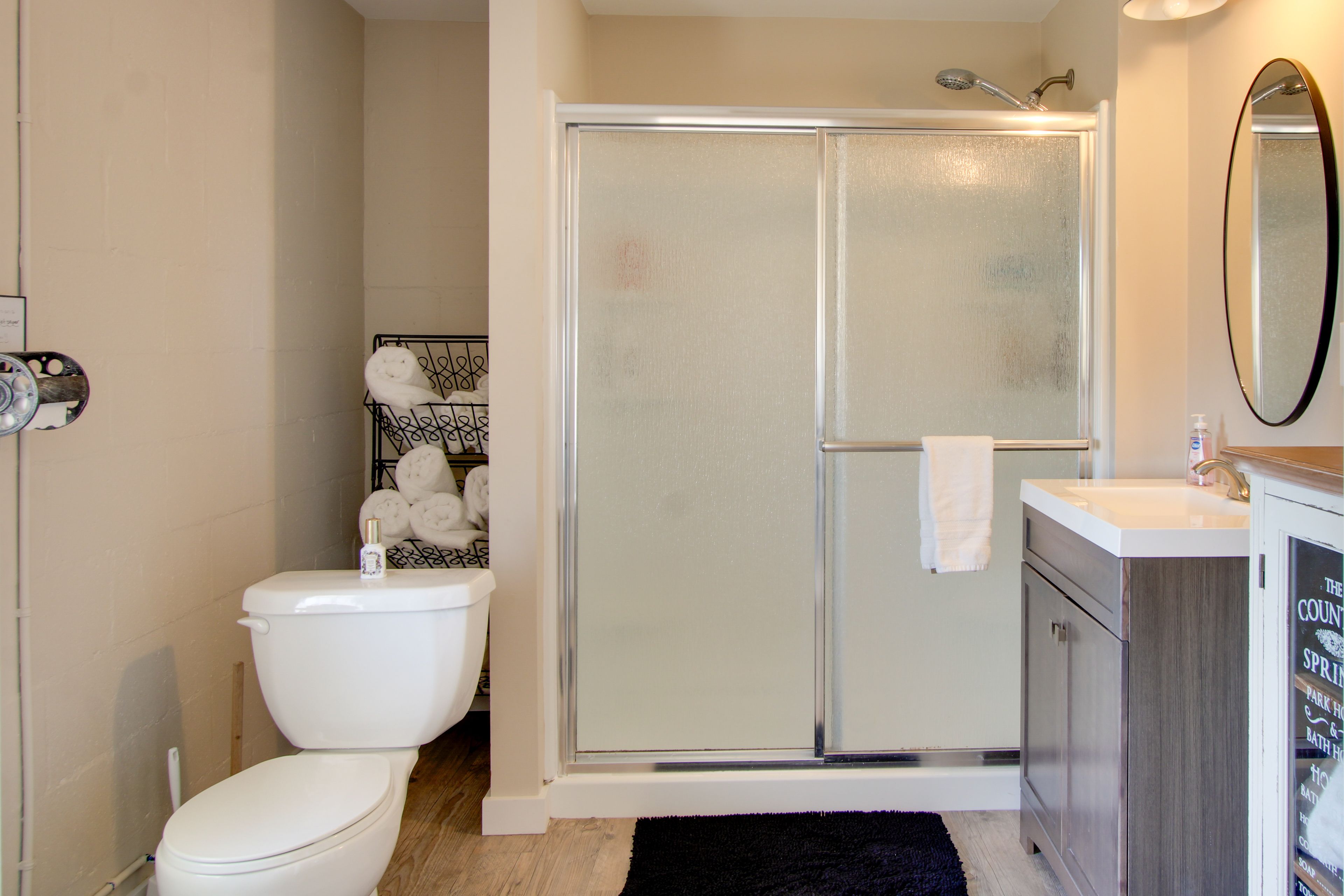 Full Bathroom | Towels Provided | Complimentary Toiletries