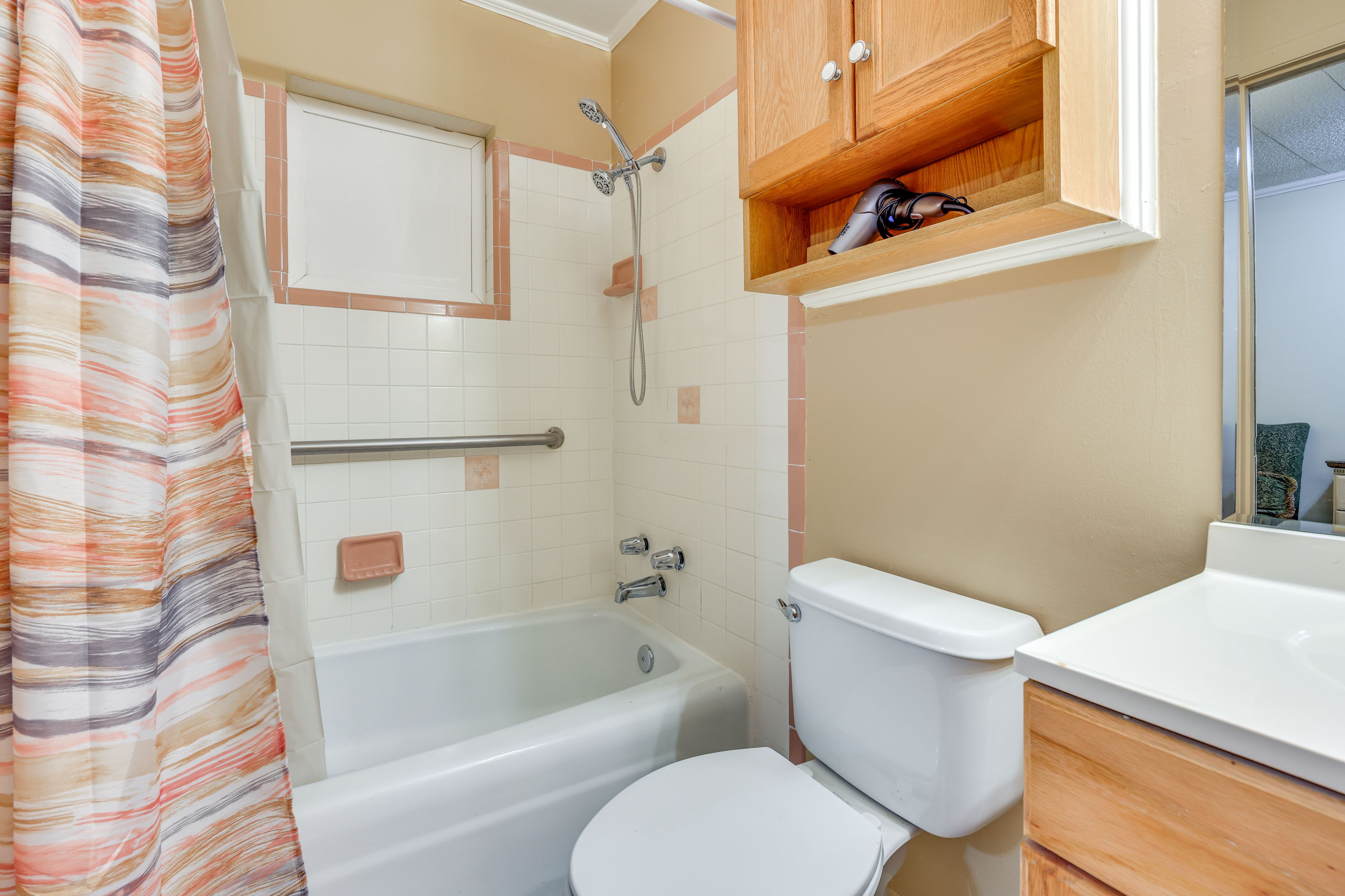 Full Bathroom | Towels Provided
