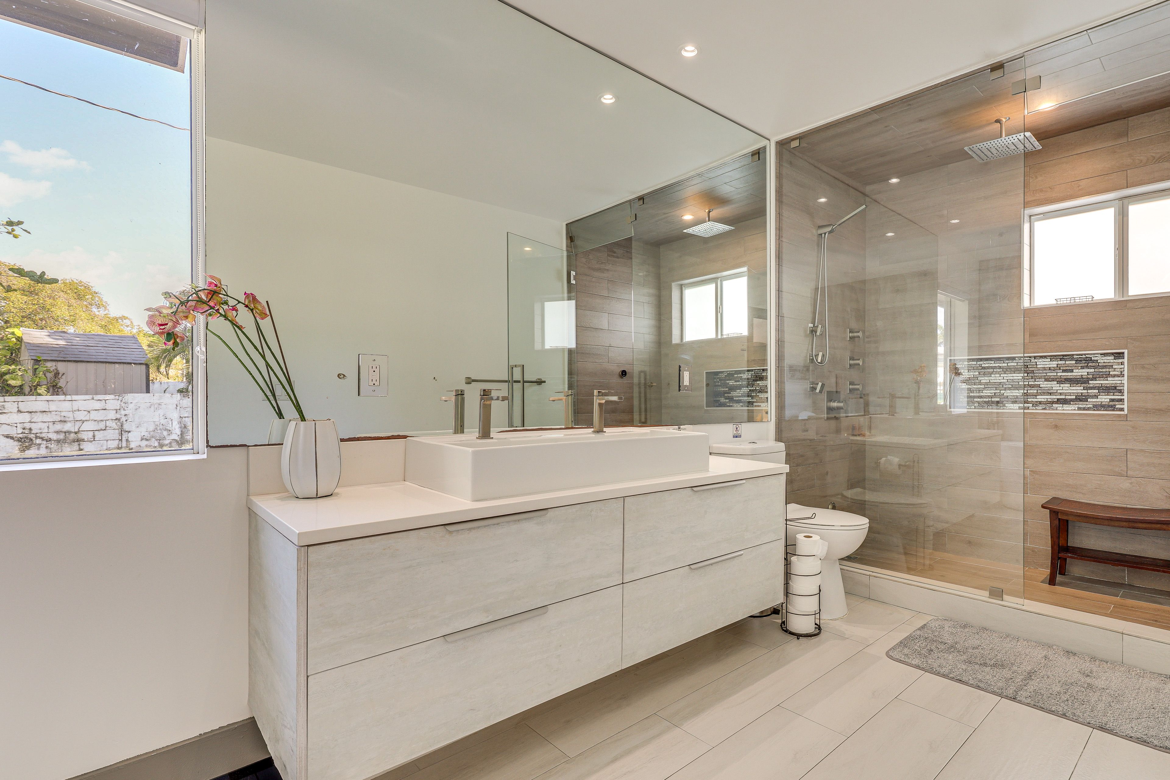 Full Bathroom | Towels Provided