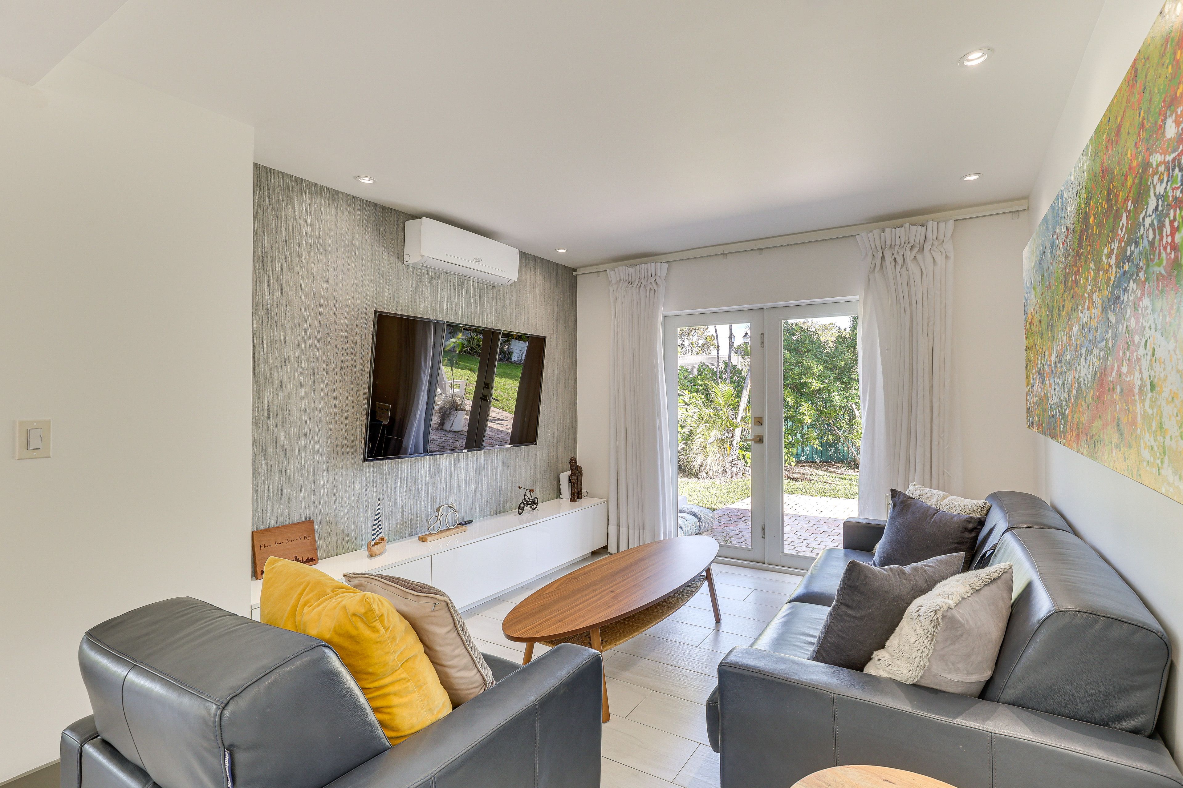 Living Room | Queen Sleeper Sofa | Smart TV w/ Cable