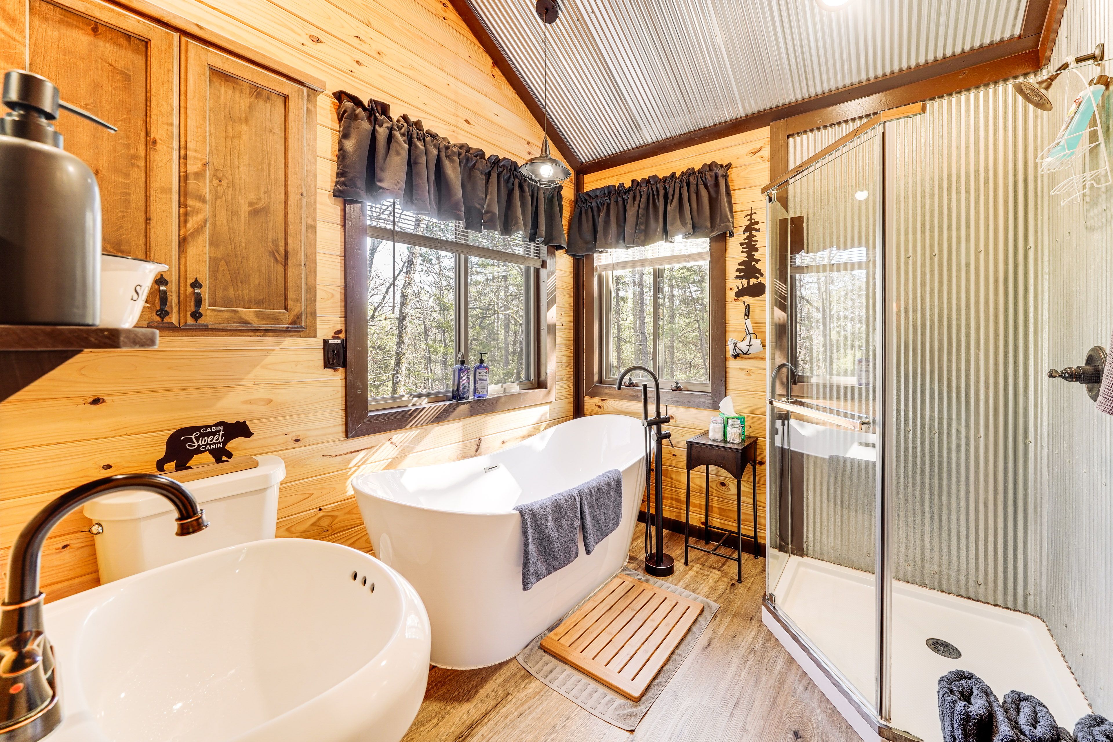 Full Bathroom | Soaker Tub | Towels Provided