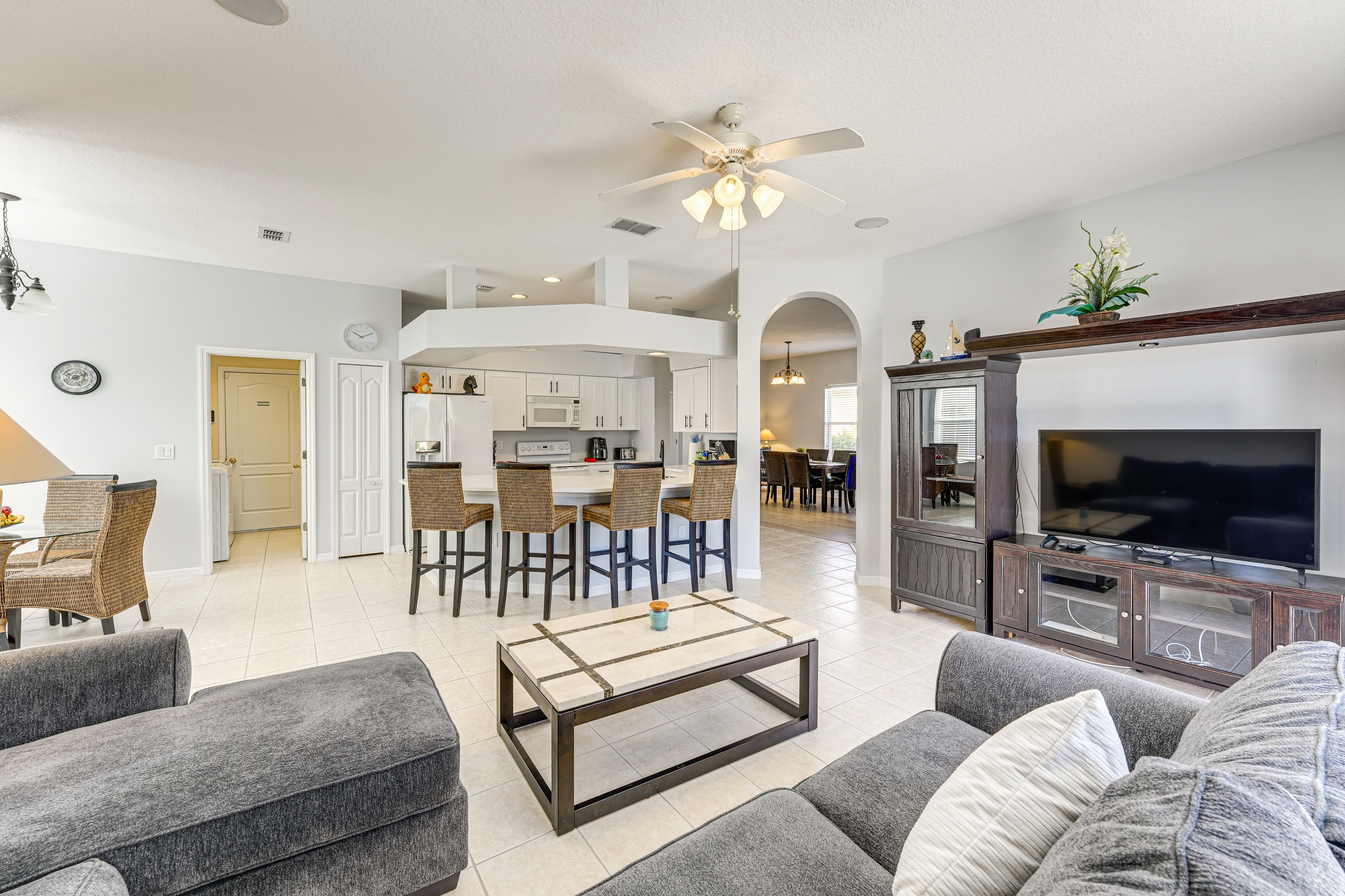 Living Room | Free WiFi | Smart TV | Central A/C | 1st Floor