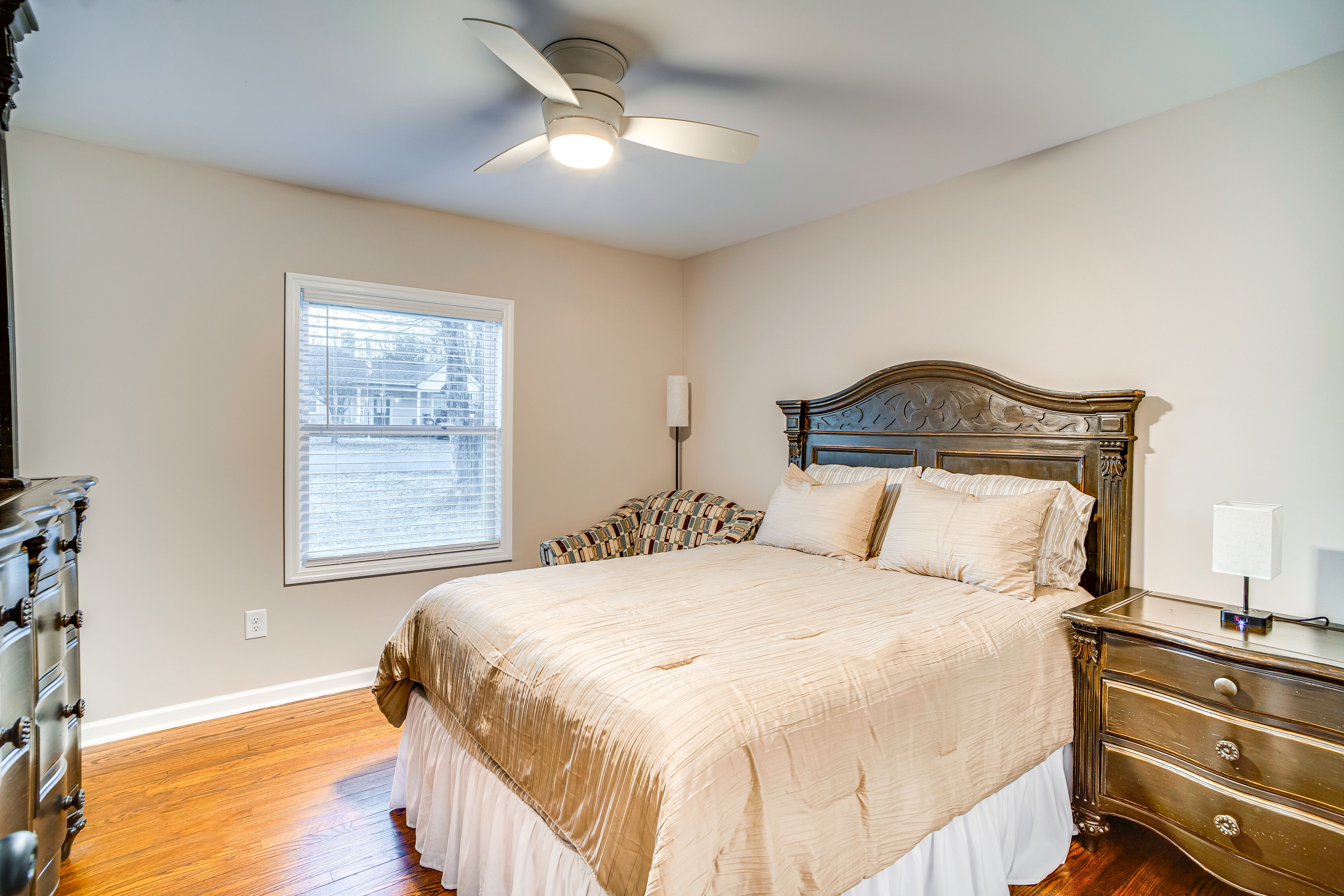 Bedroom 1 | Queen Bed | Smart TV