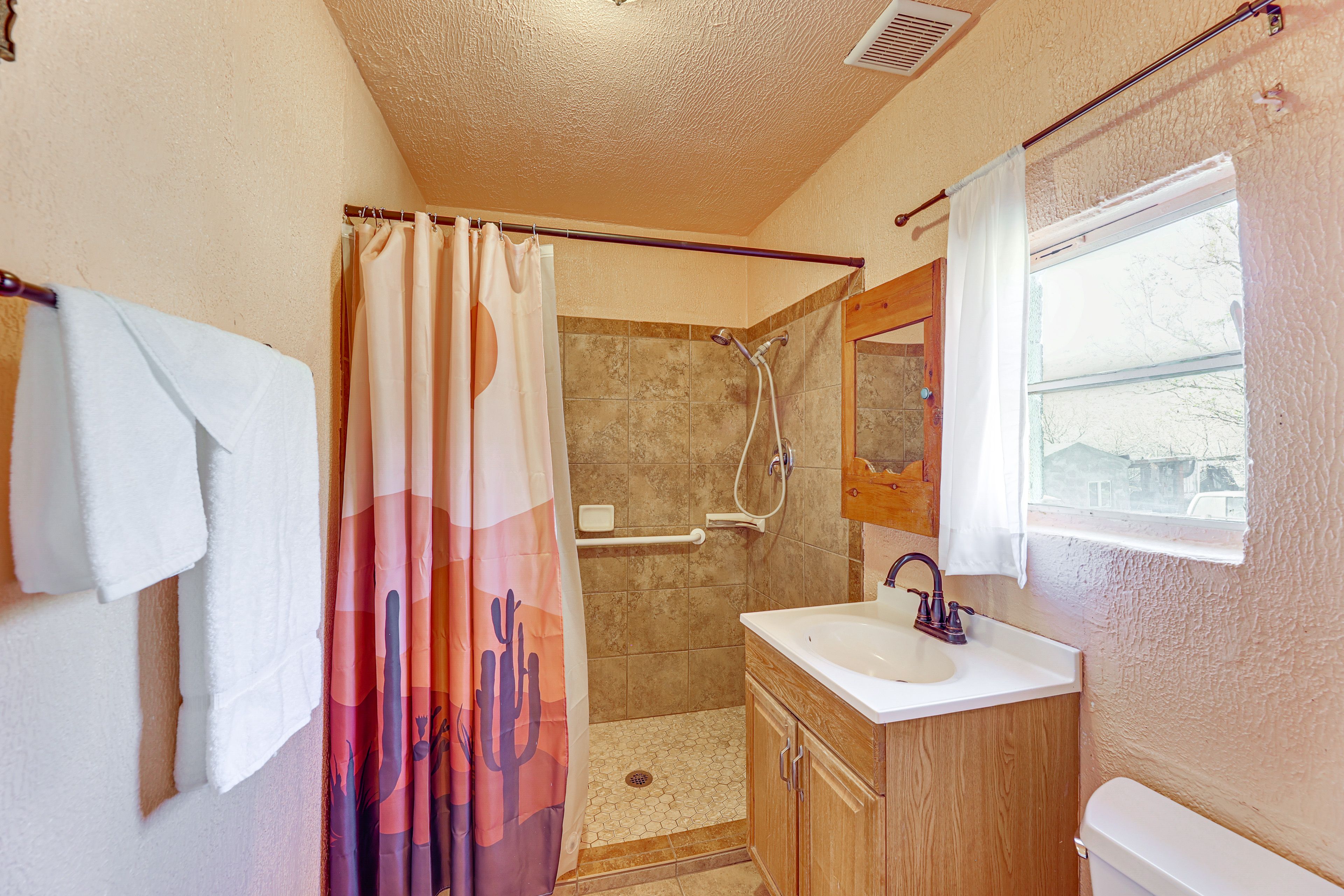 Full Bathroom | Towels Provided