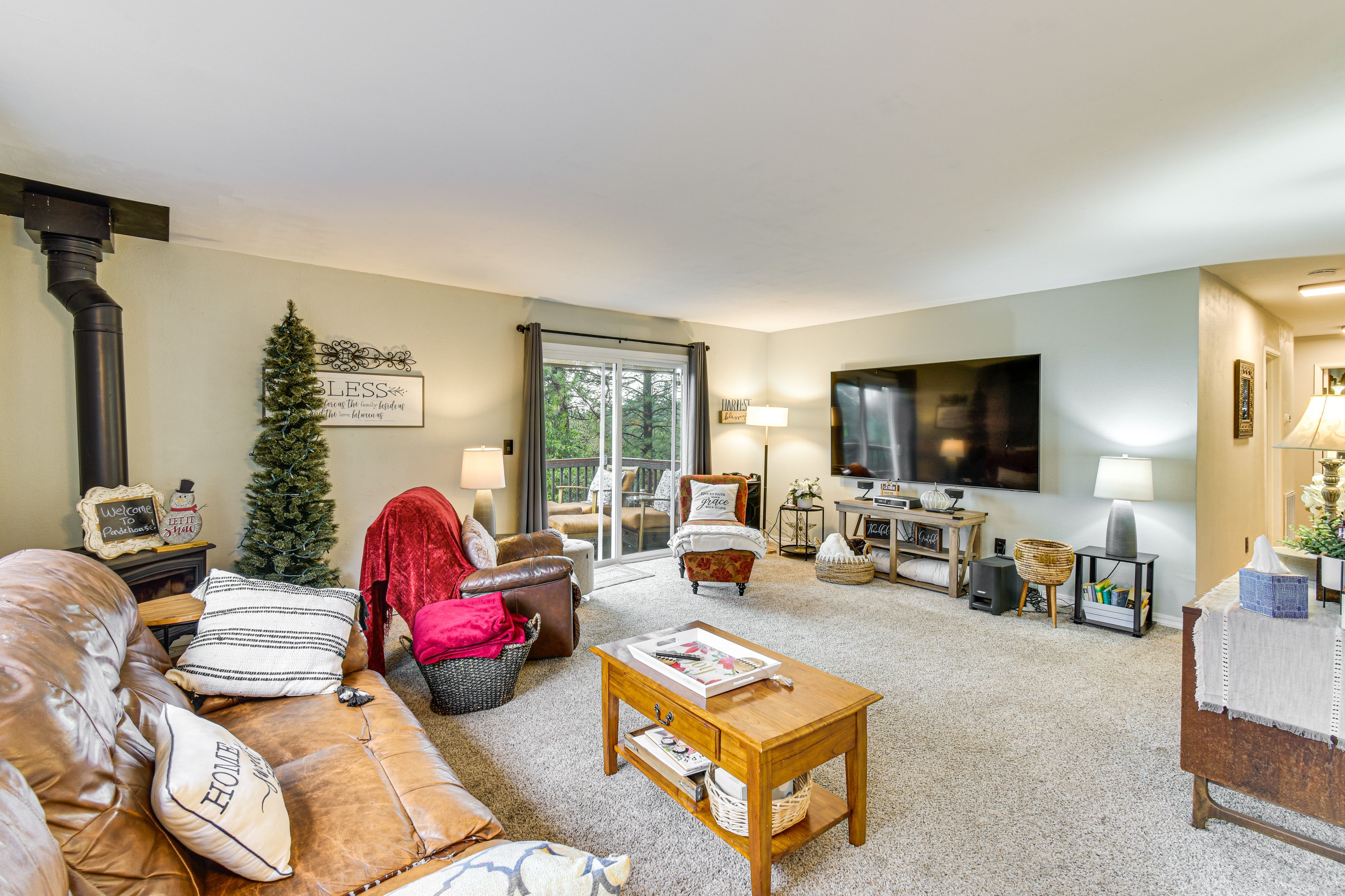 Living Room | Full Sleeper Sofa | Smart TV | Wood-Burning Stove | Free WiFi