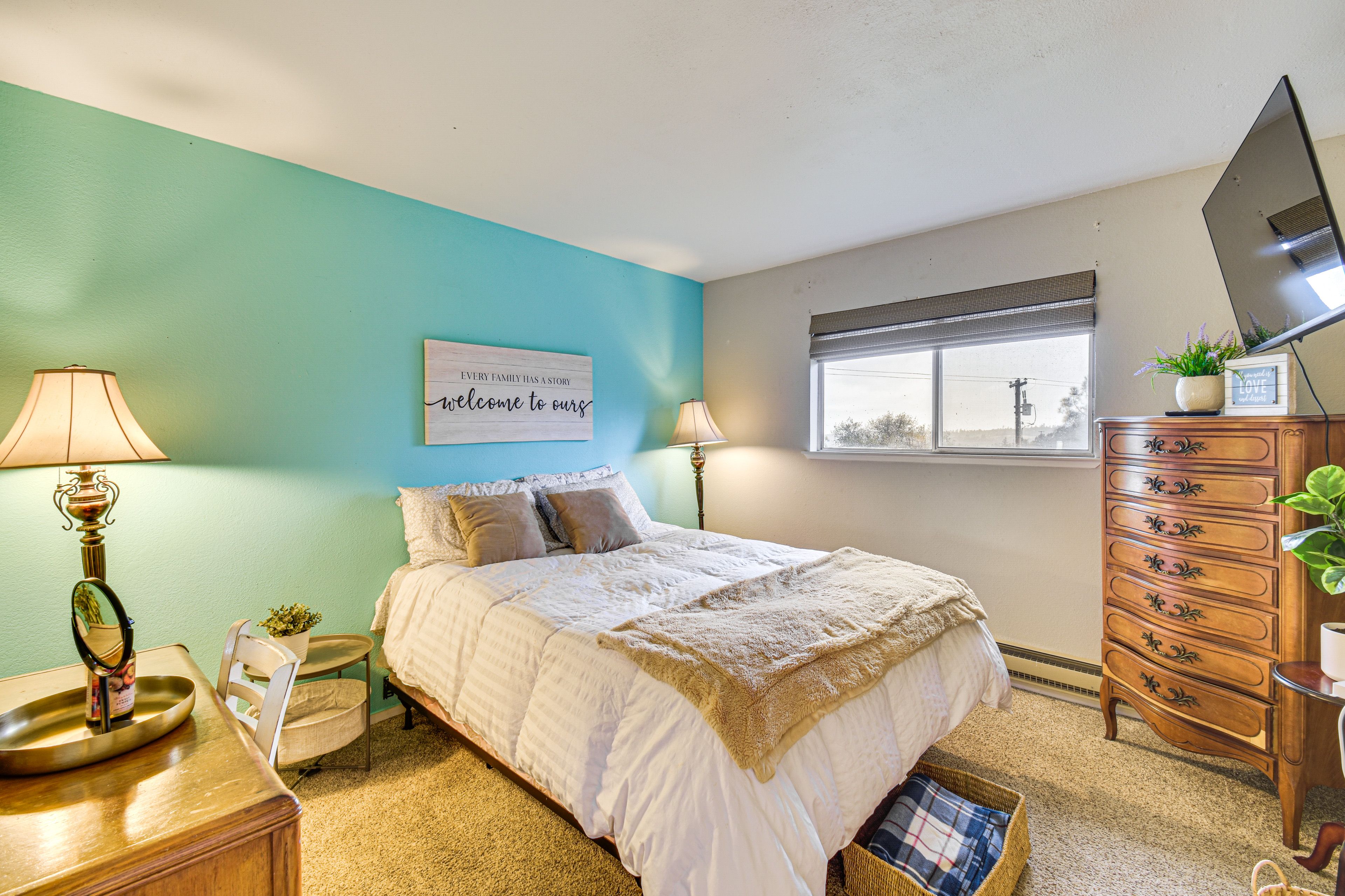 Bedroom 1 | Queen Bed