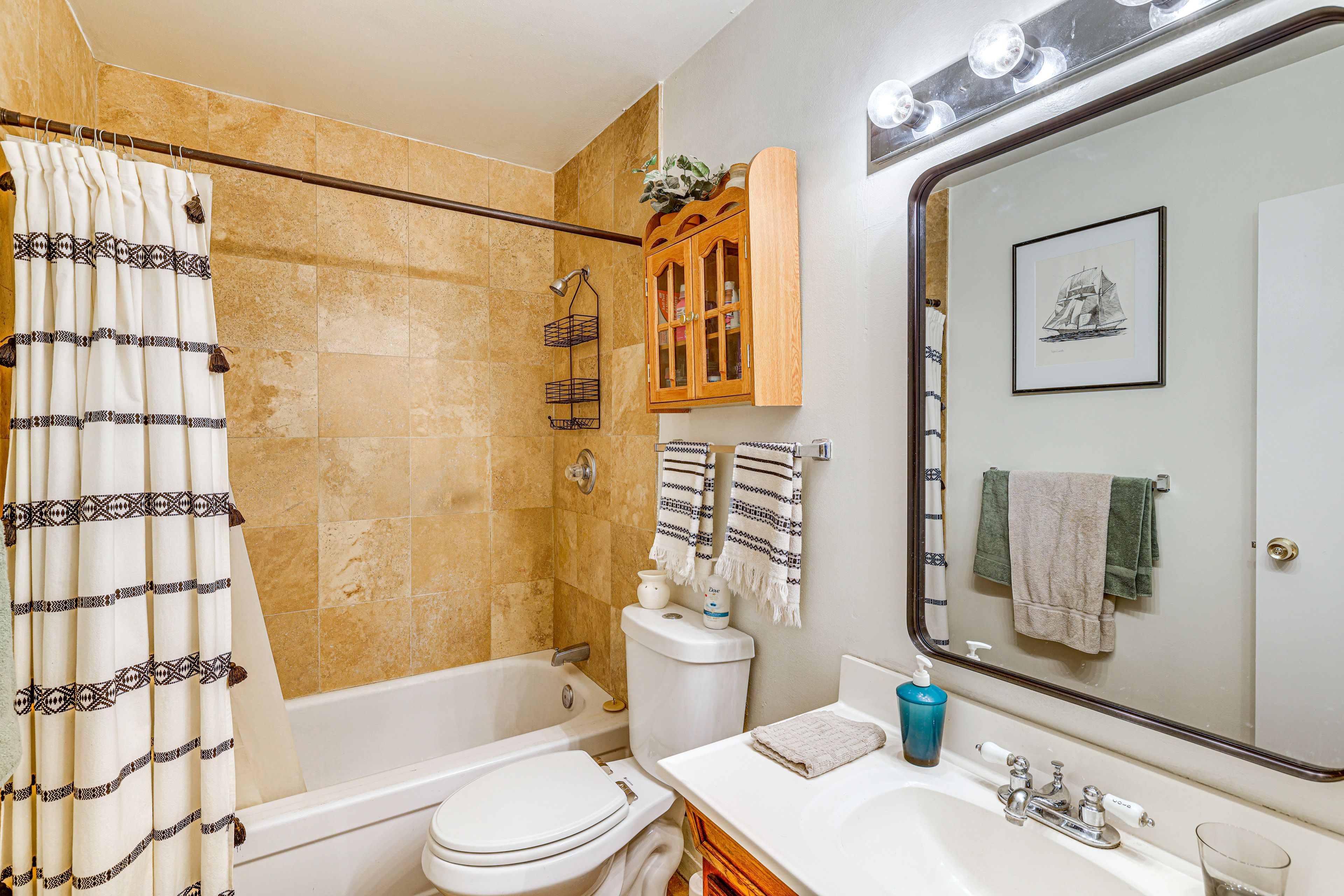 Full Bathroom | 2nd Floor | Towels Provided