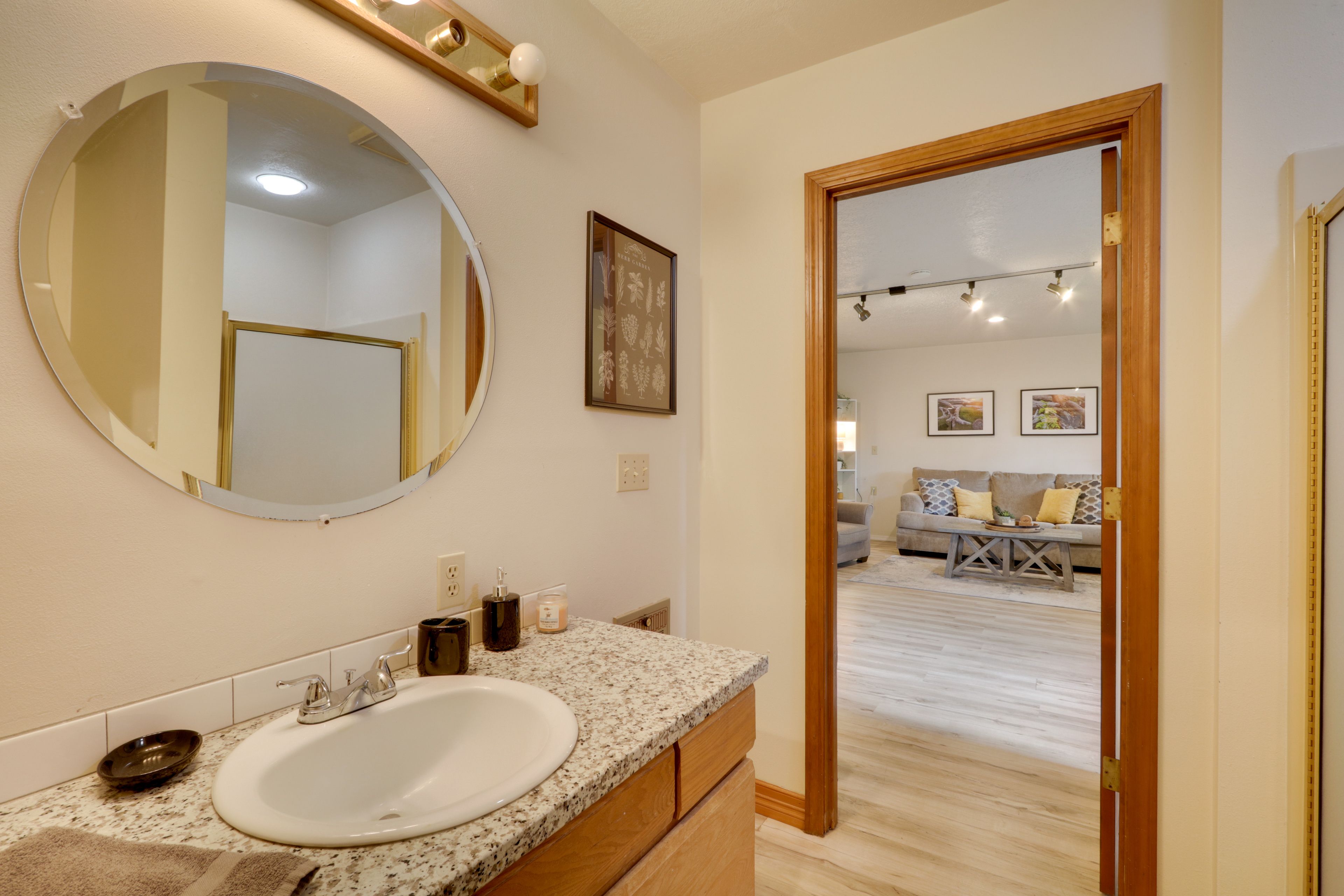 Full Bathroom | Towels Provided
