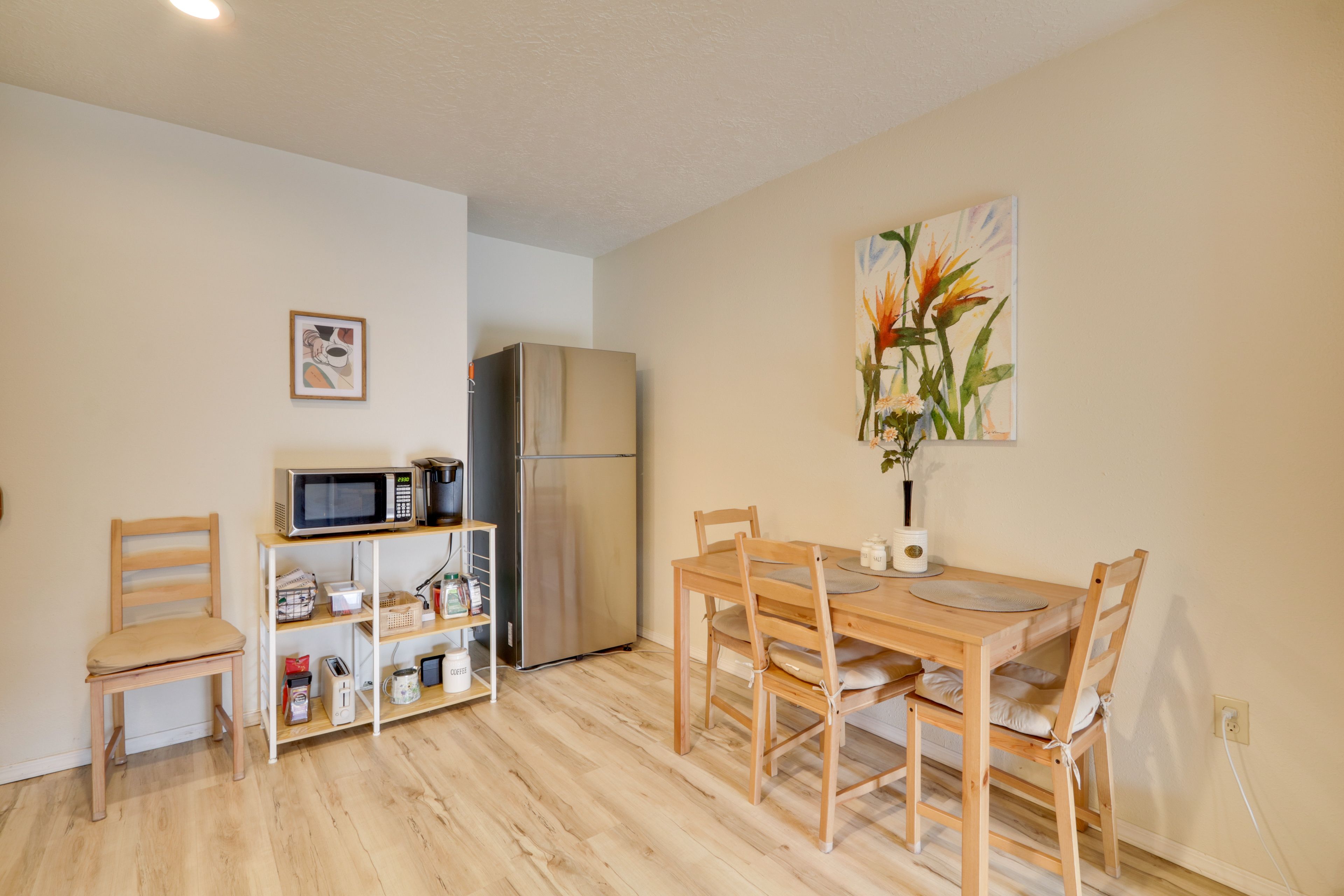 Dining Area | Dishware & Flatware | Central A/C & Heat