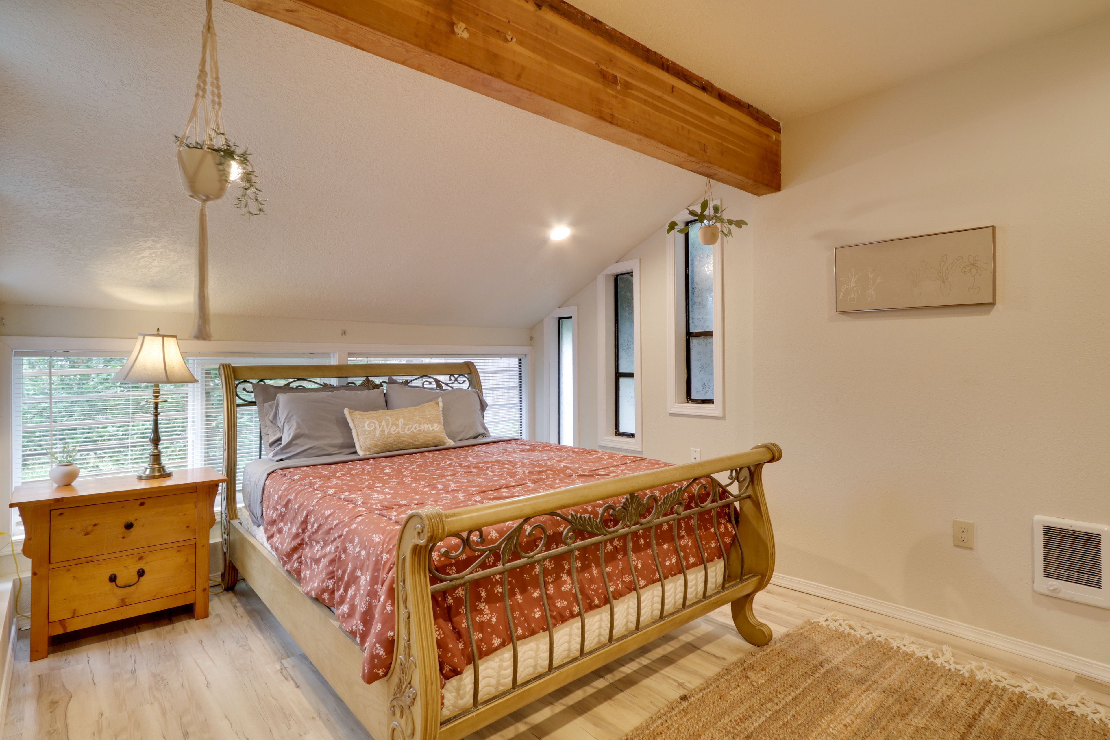Bedroom | Queen Bed | Linens Provided