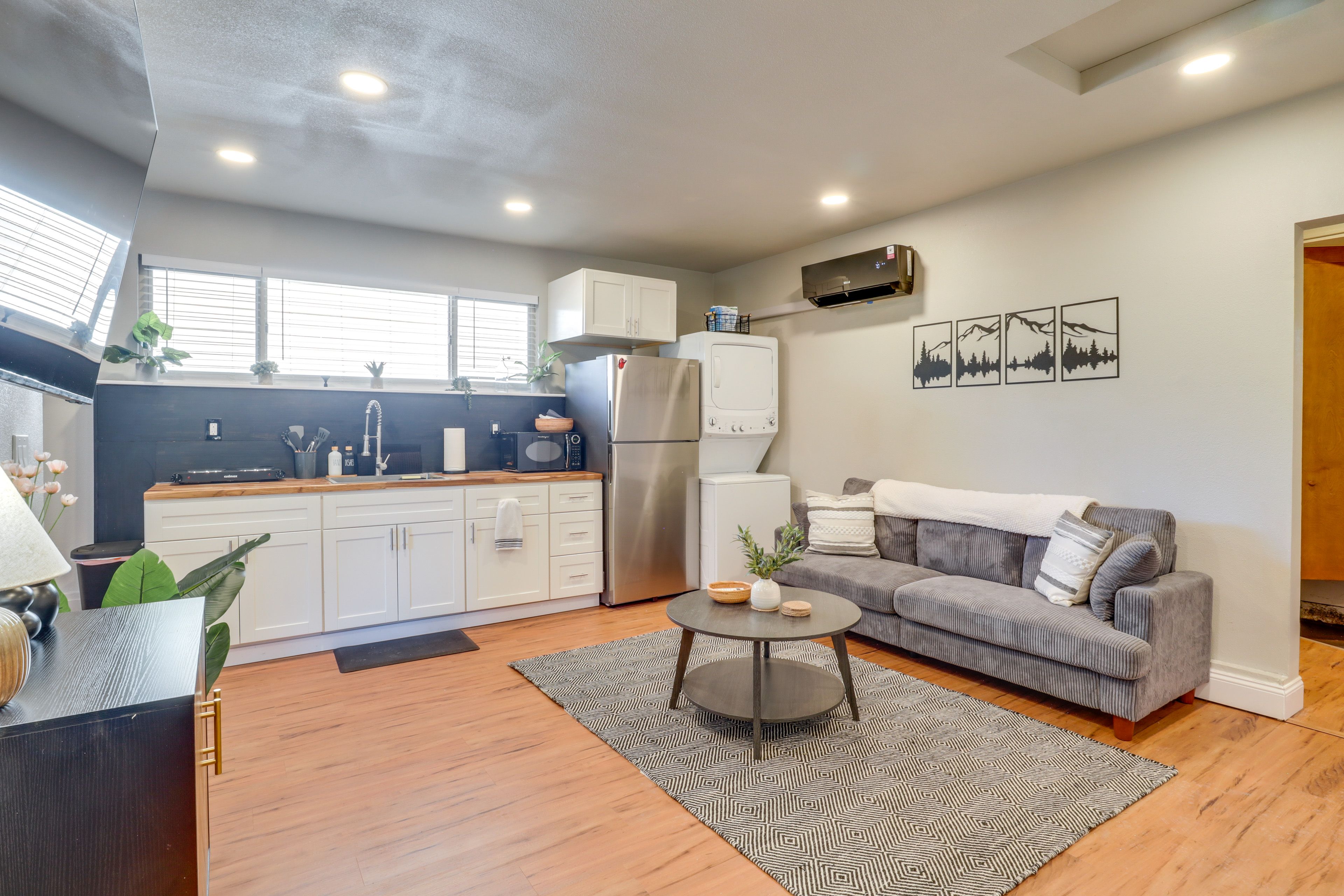 Living Room | Free WiFi | Central A/C & Heat | Smart TV