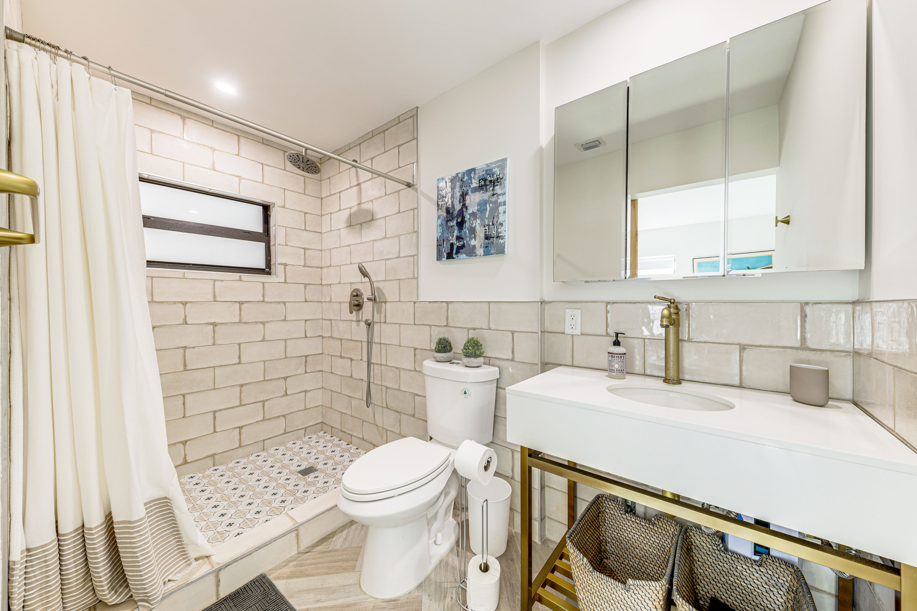 Full Bathroom | Towels Provided