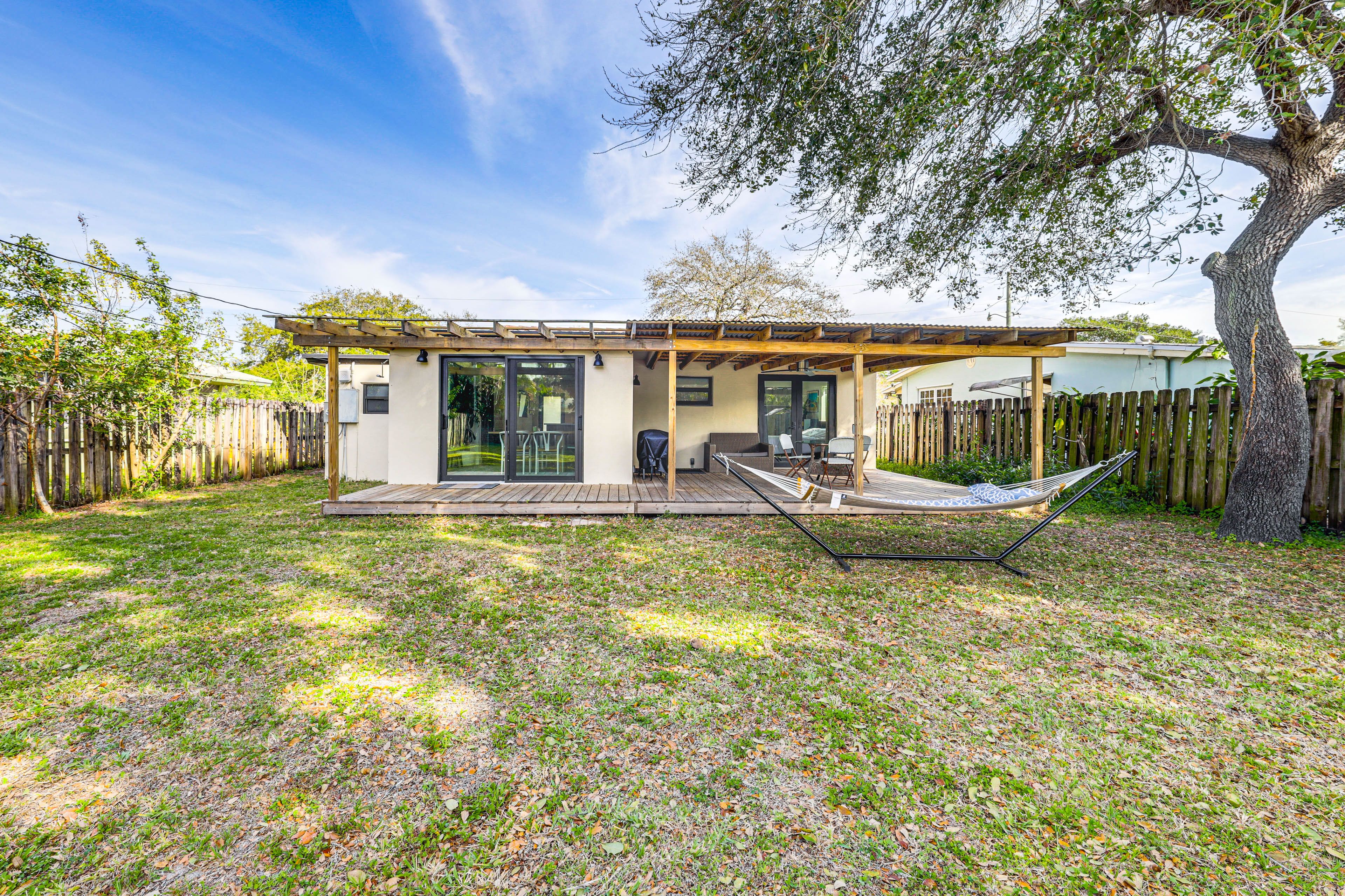 Fenced Backyard | Deck | Gas Grill/Blackstone Griddle | Hammock