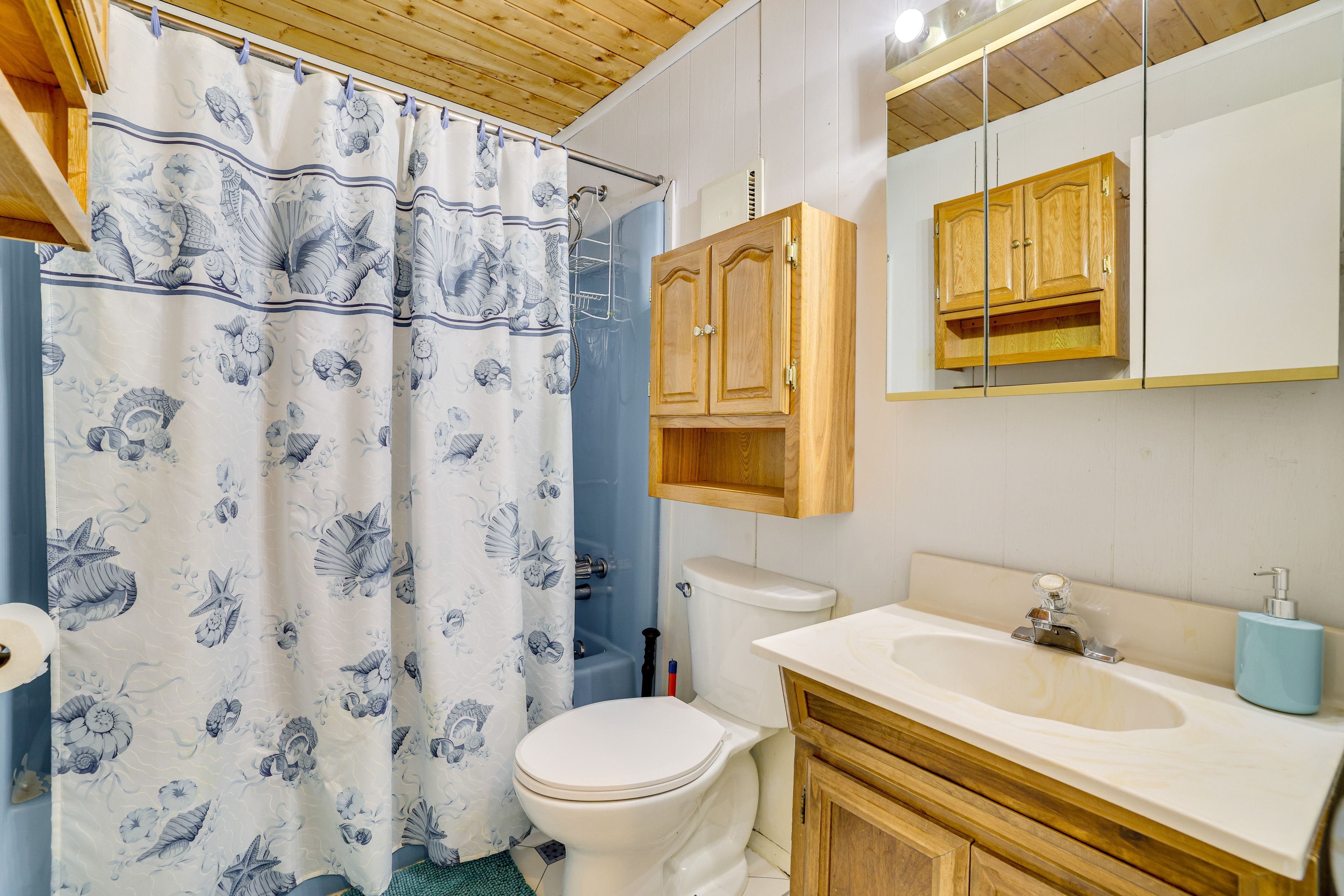 Full Bathroom | 1st Floor