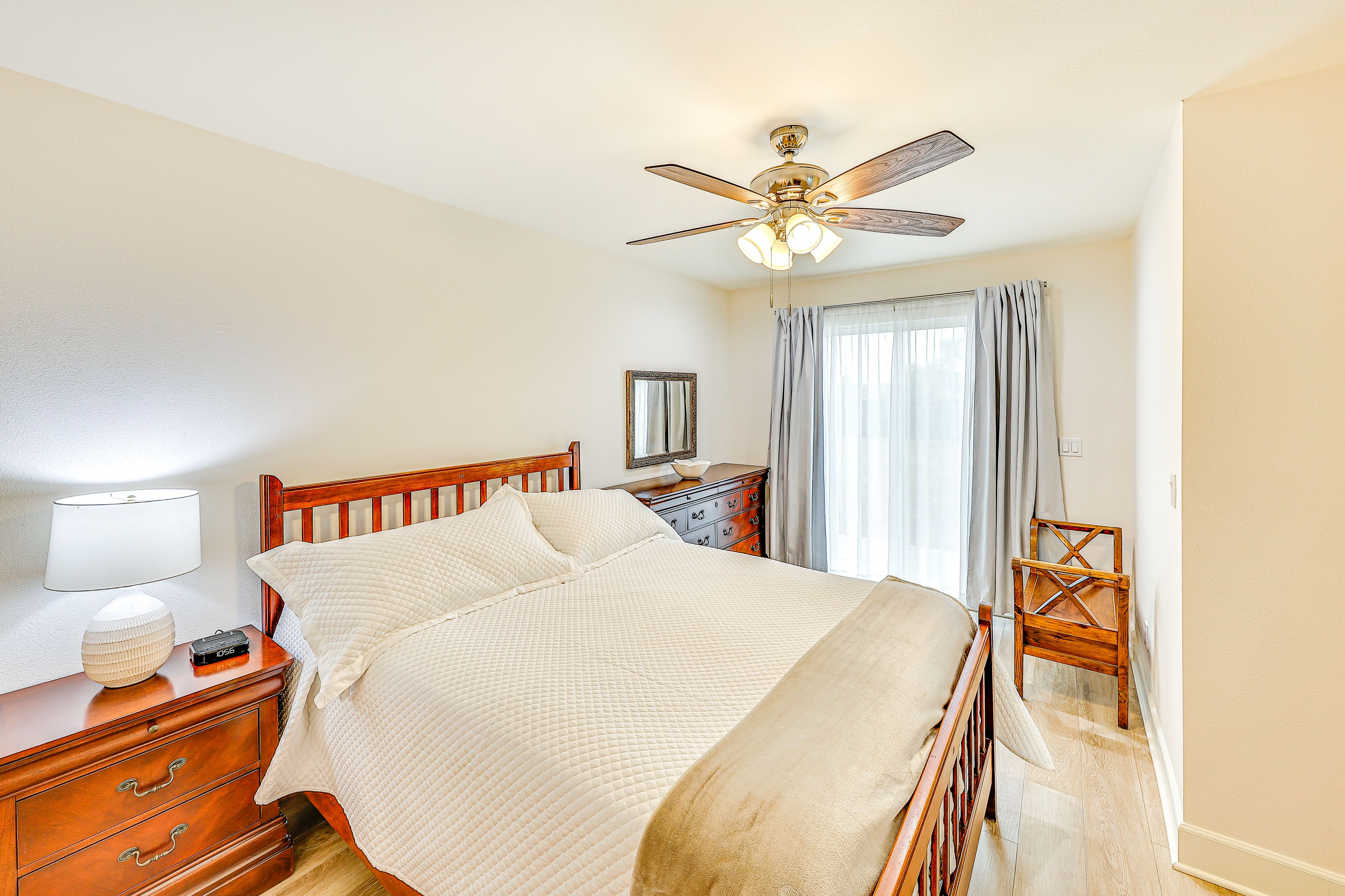 Bedroom Suite | Queen Bed | Smart TV