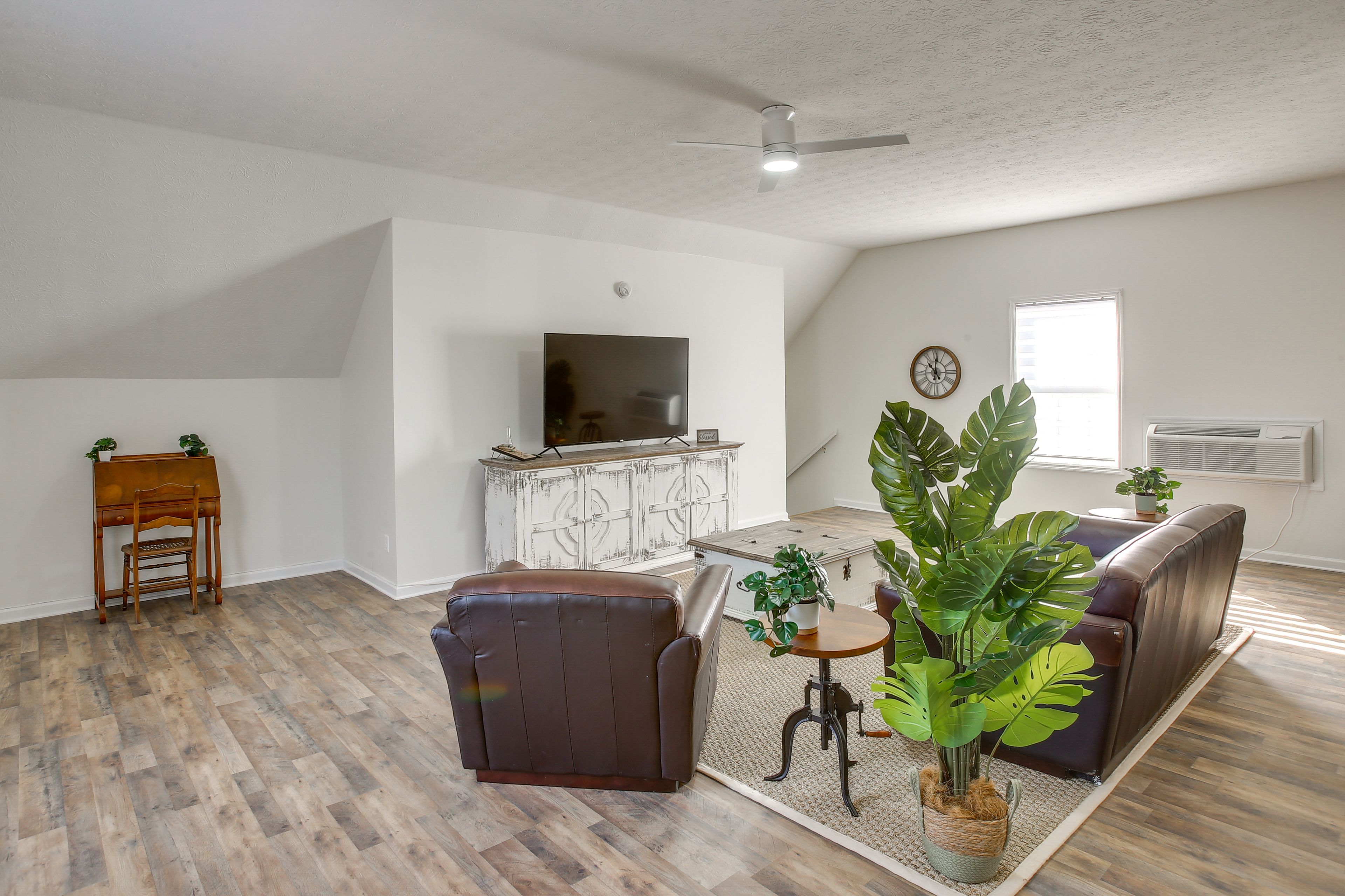 Game Room | Smart TV | Full Sleeper Sofa | 2nd Floor