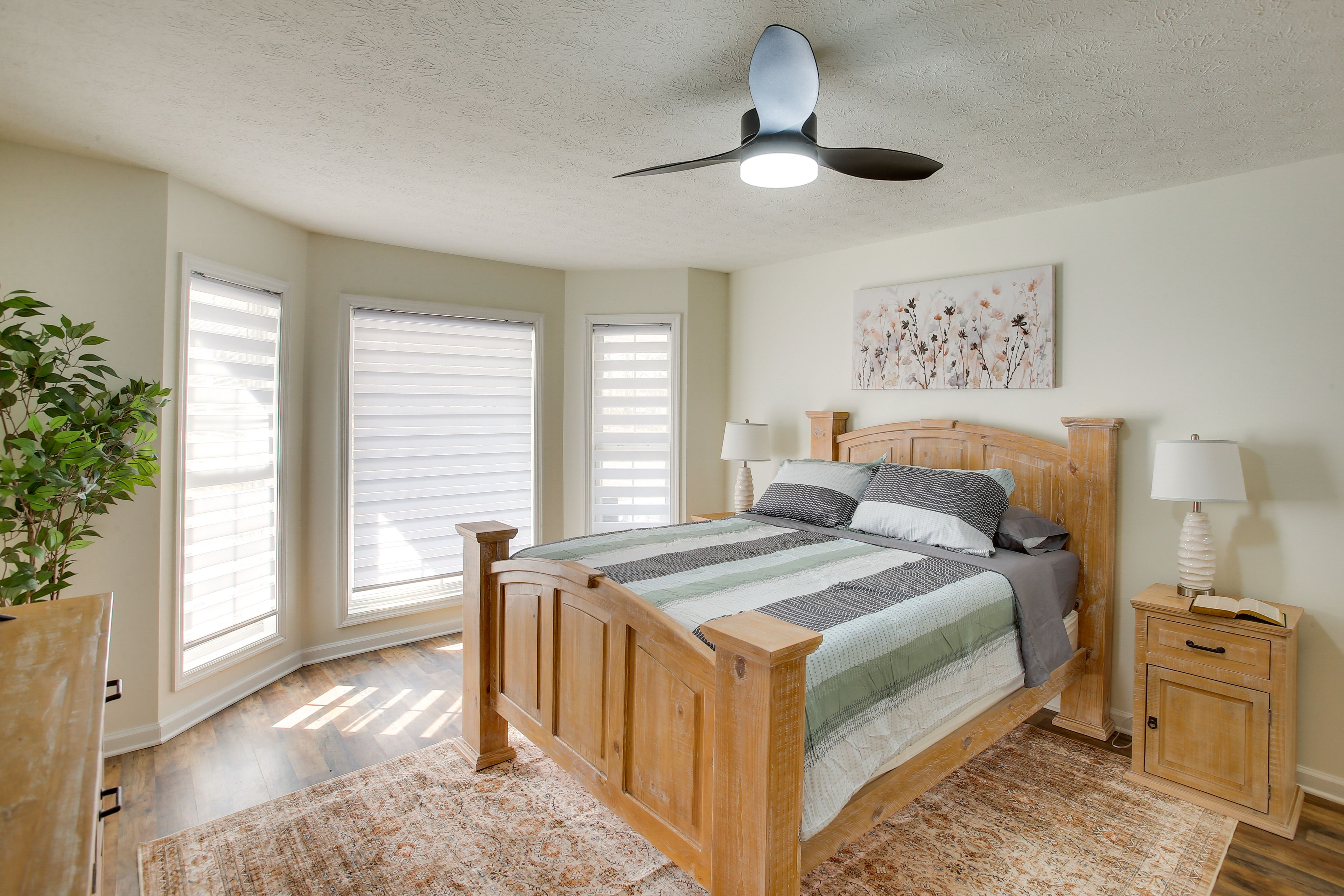 Bedroom 1 | Queen Bed | Smart TV | 2nd Floor