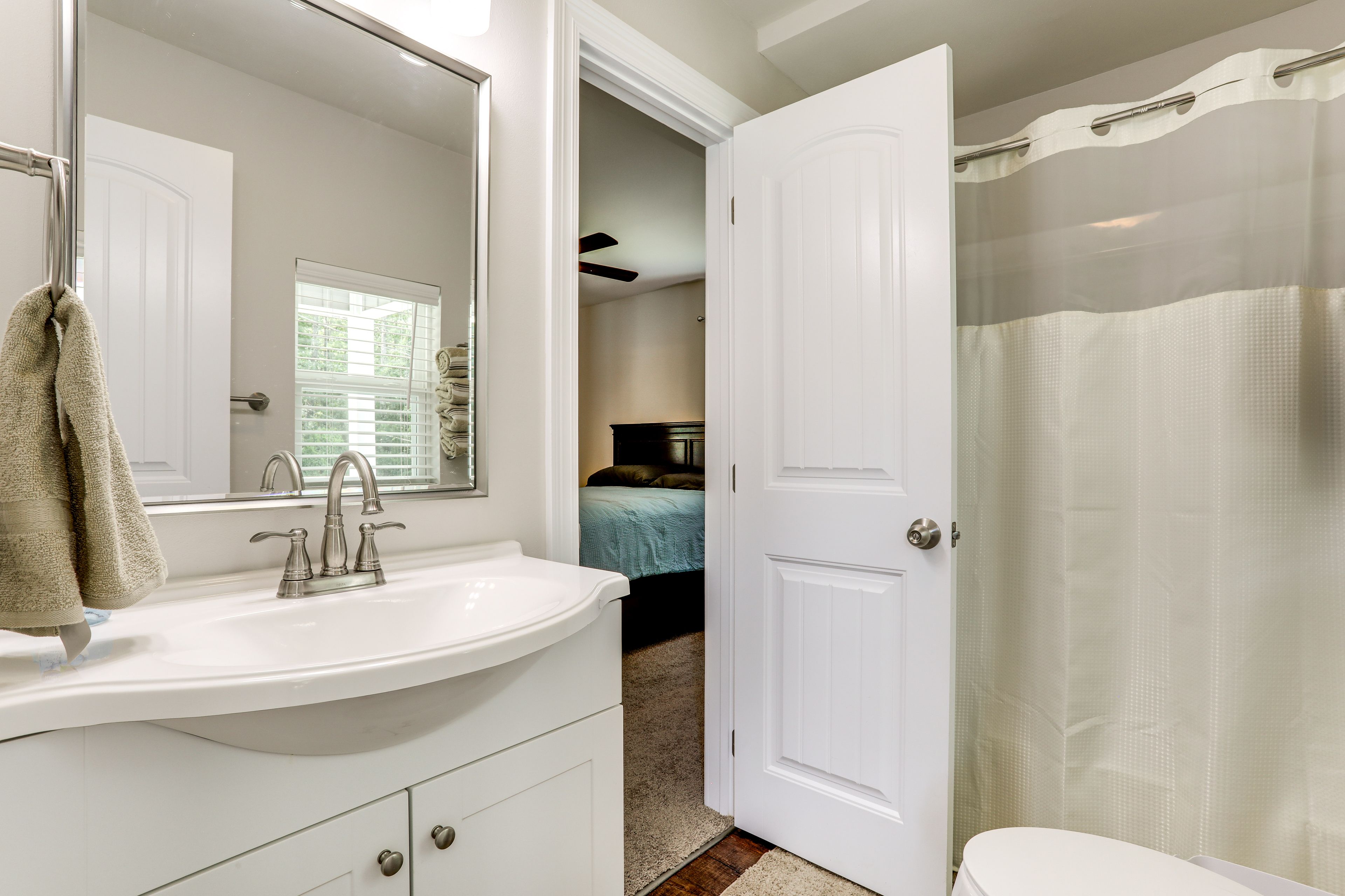 Full Bathroom | 1st Floor | Towels Provided