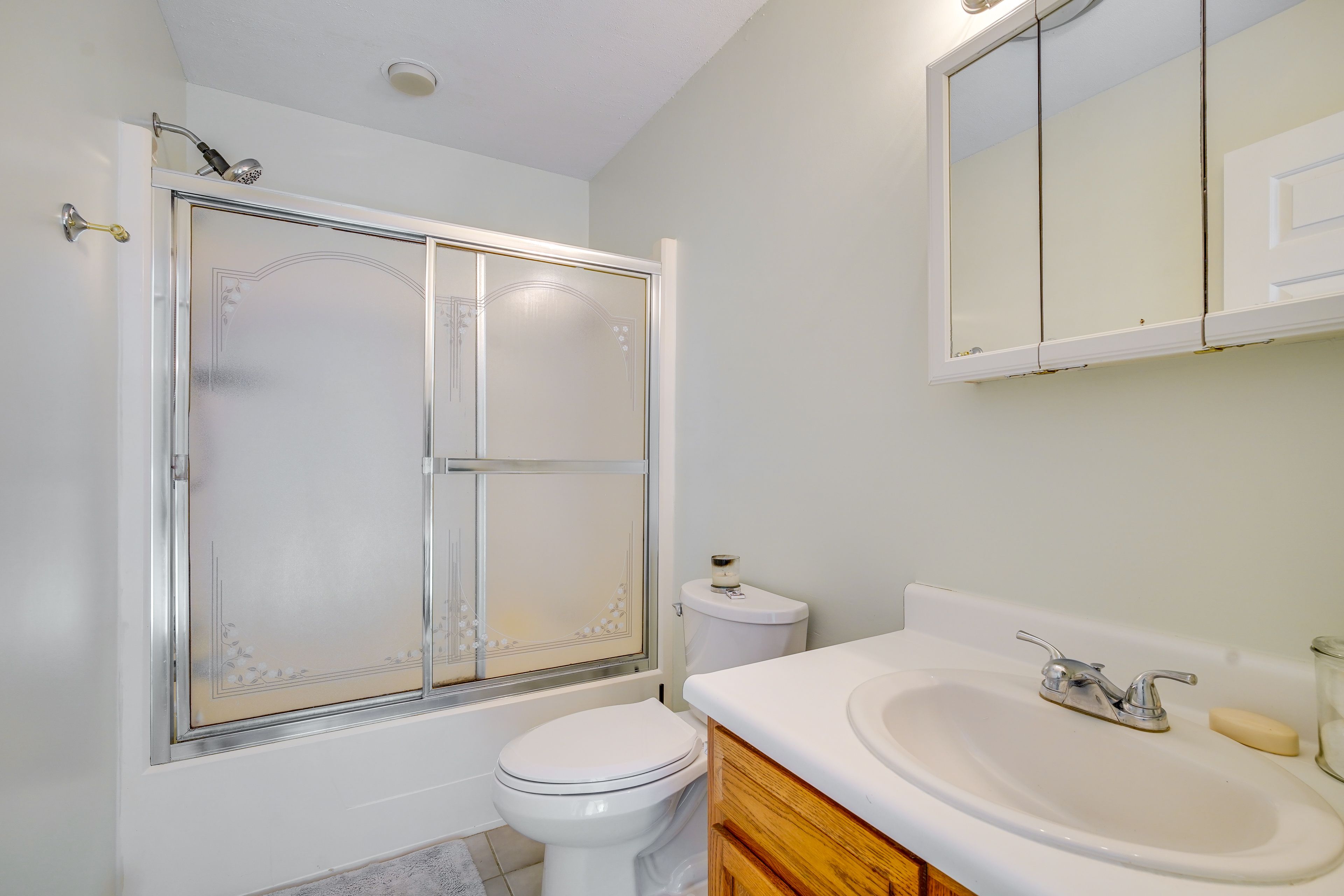 Full Bathroom | Linens & Towels | Complimentary Toiletries | Upper Floor