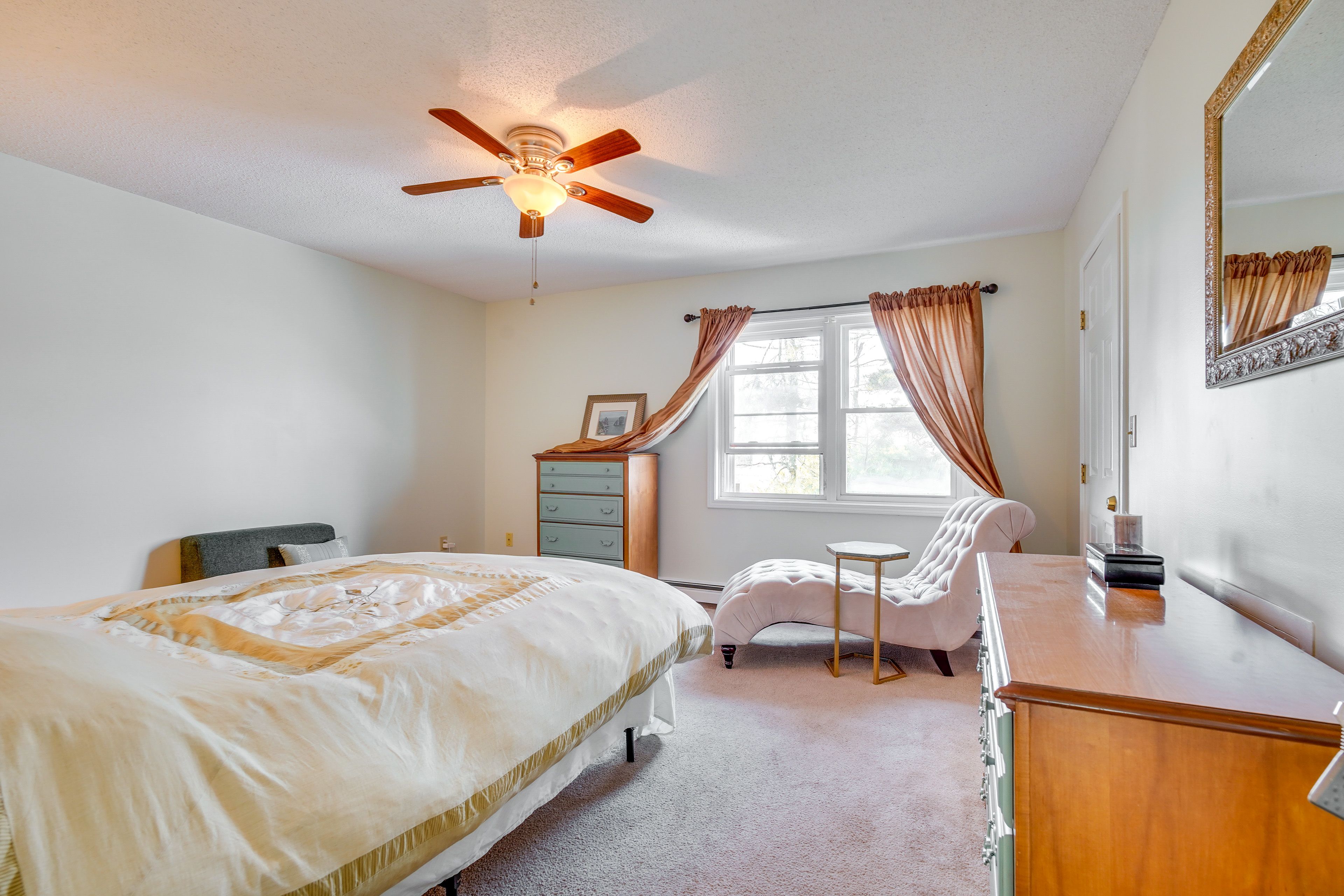 Bedroom 2 | Queen Bed | Upper Floor