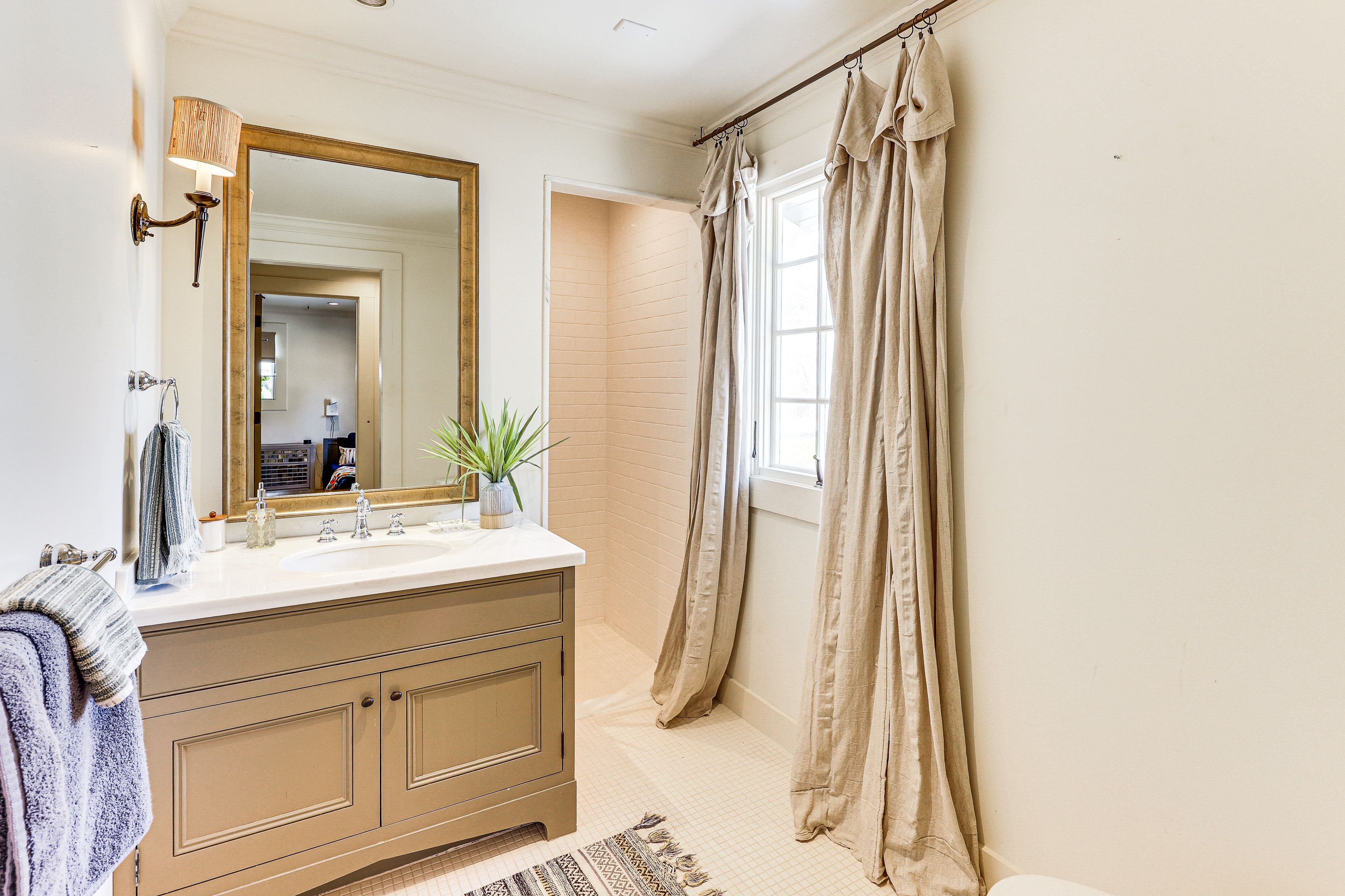 Full Bathroom | 2nd Floor | Towels Provided