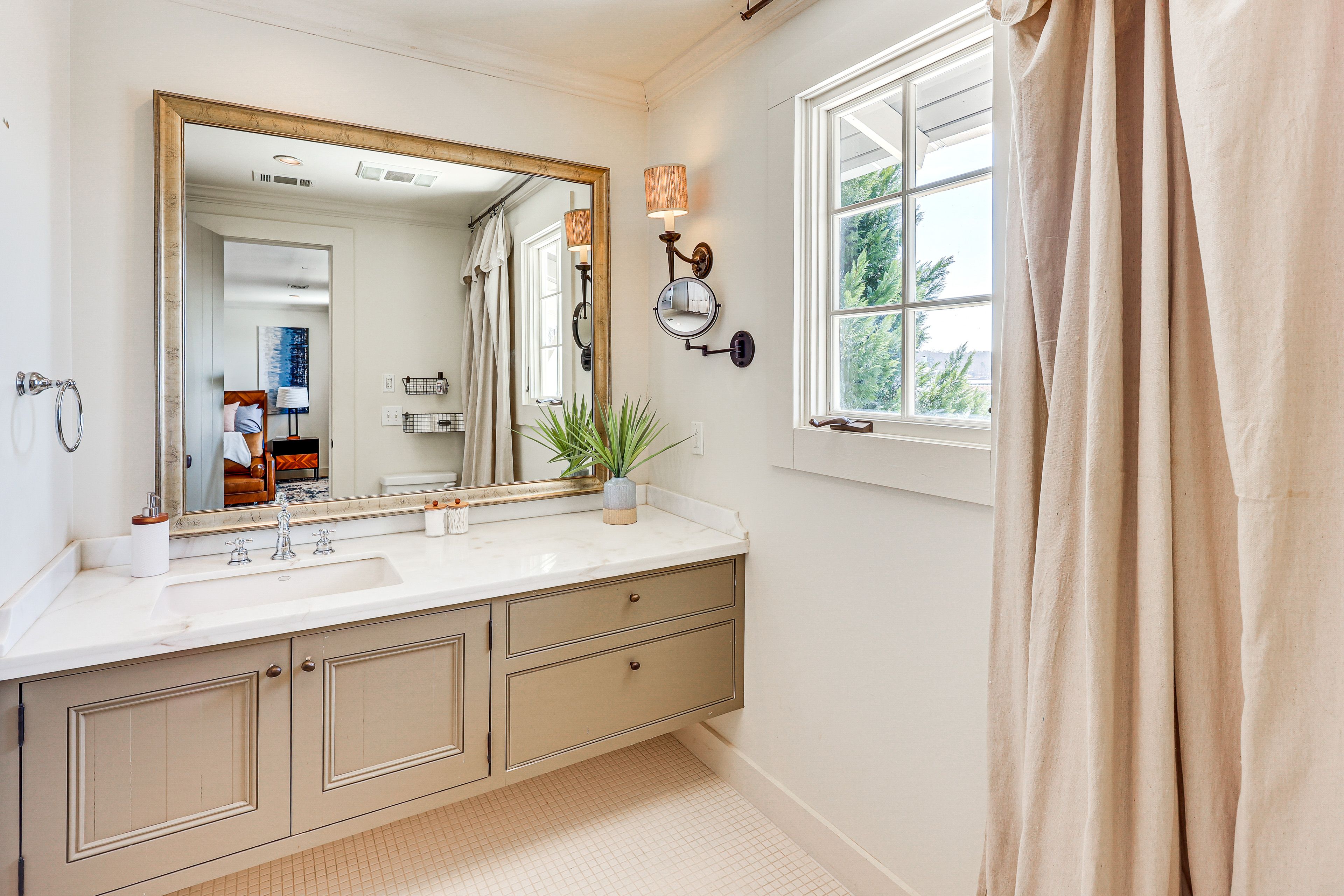 Full Bathroom | 2nd Floor | Towels Provided