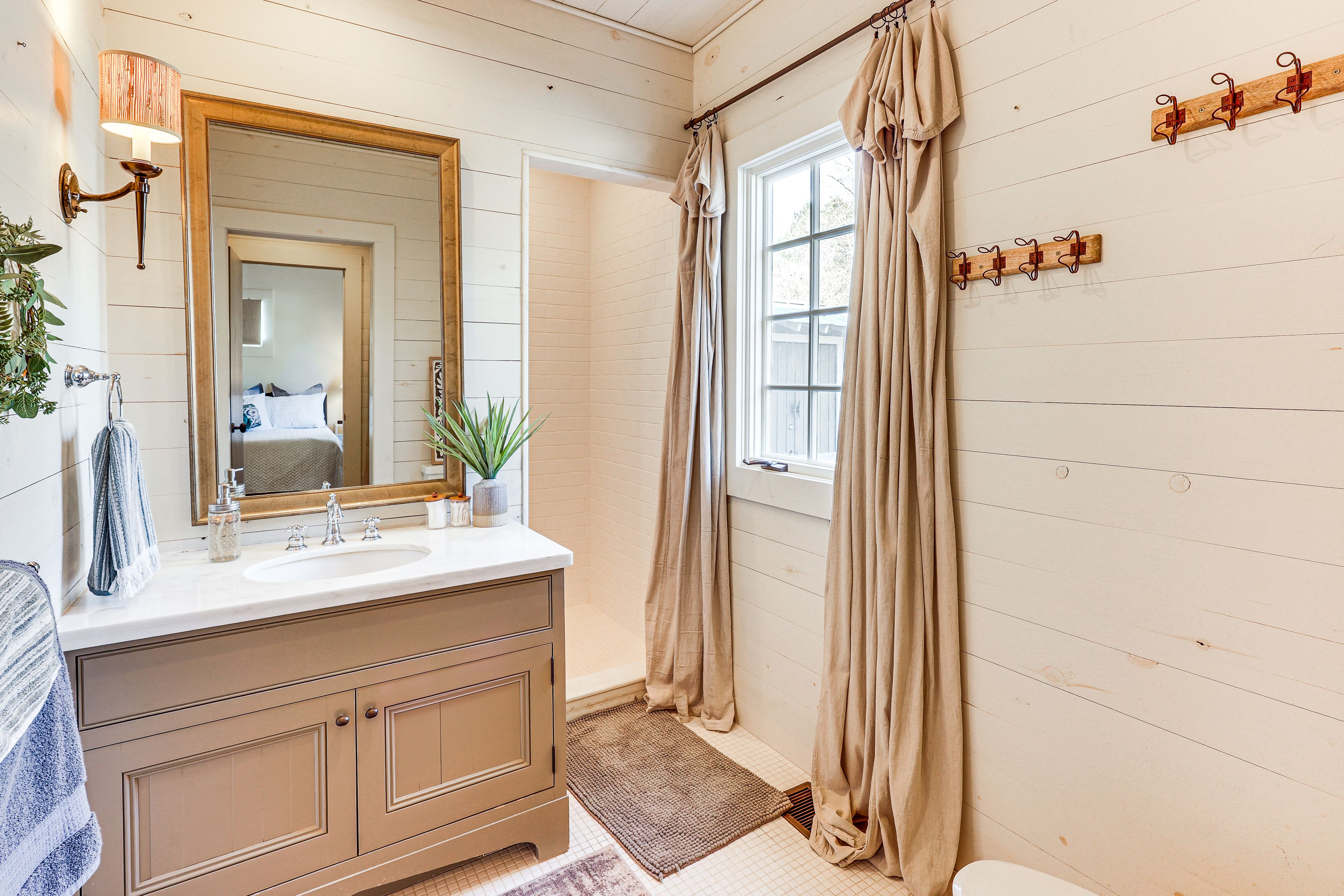 Full Bathroom | 1st Floor | Towels Provided