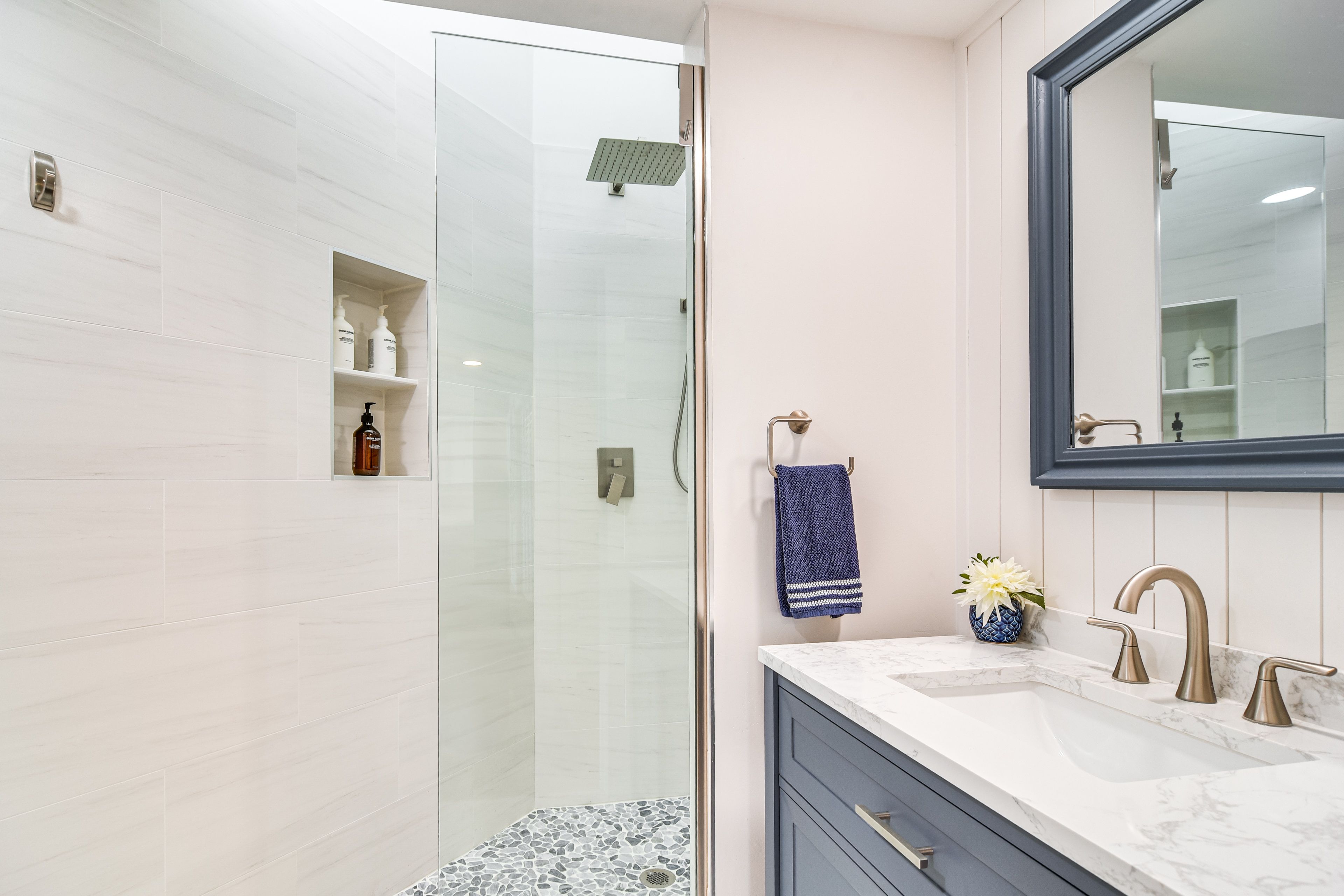 Full Bathroom | 2nd Floor