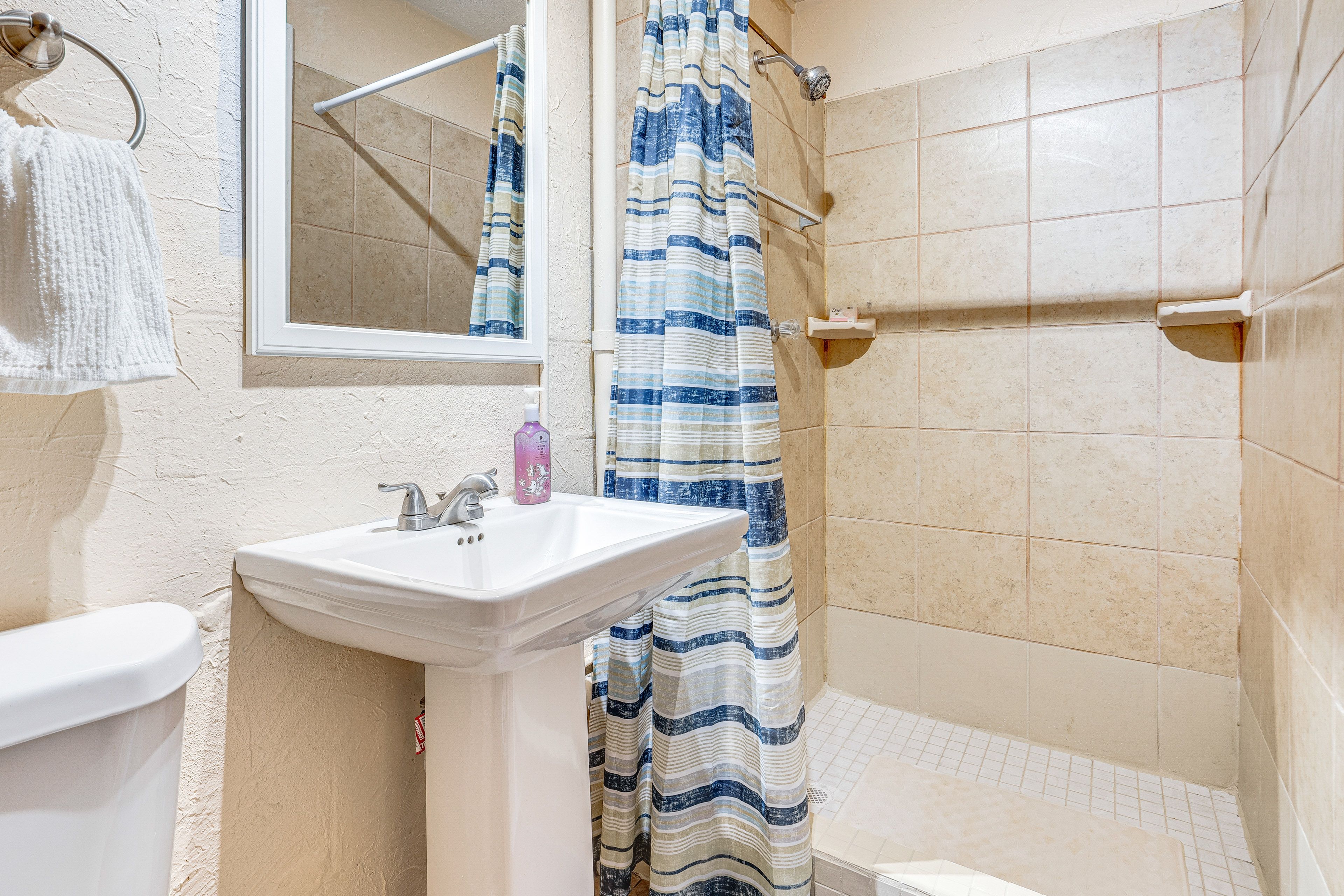 Full Bathroom | Towels Provided
