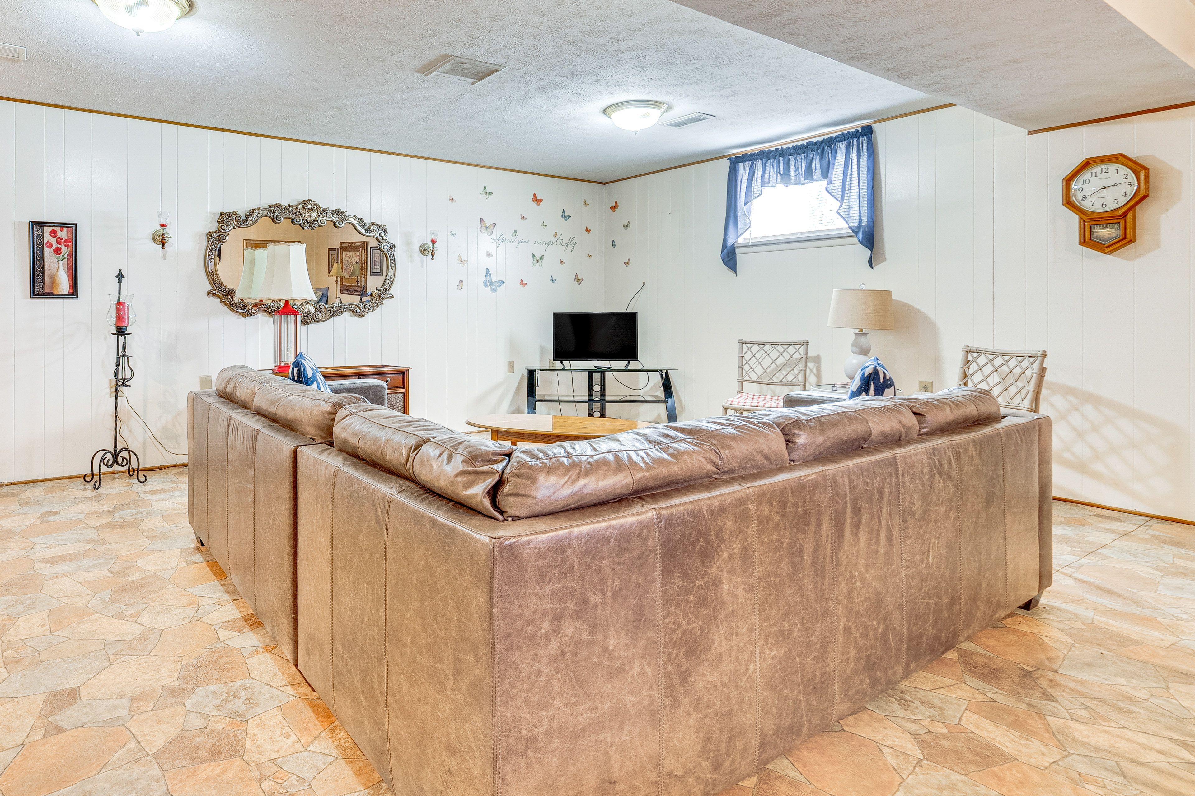 Living Room | Twin Bed | Smart TV | Free WiFi