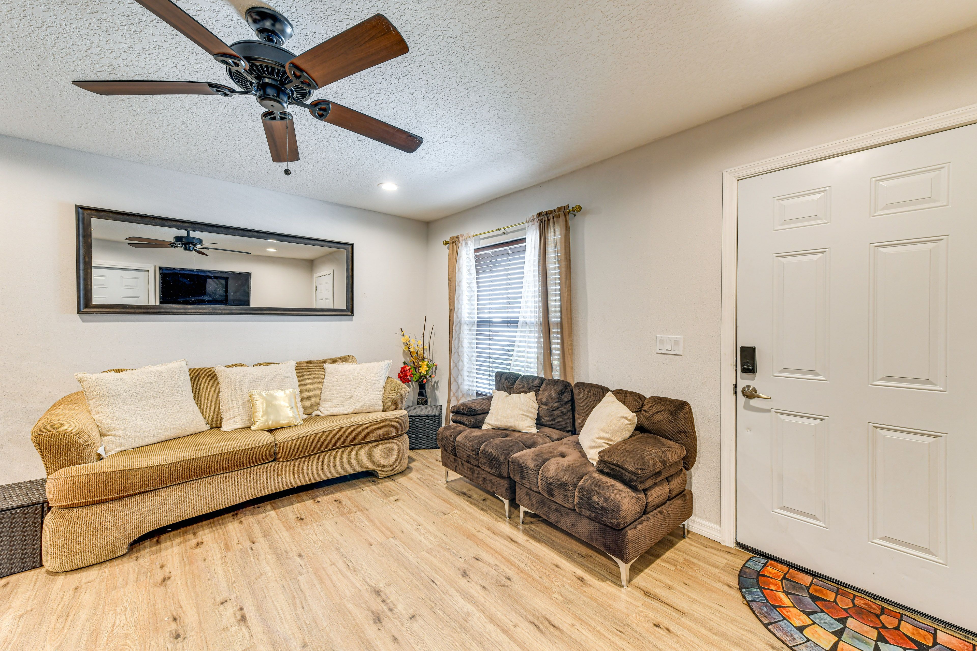 Living Room | Free WiFi | Smart TV | Central A/C