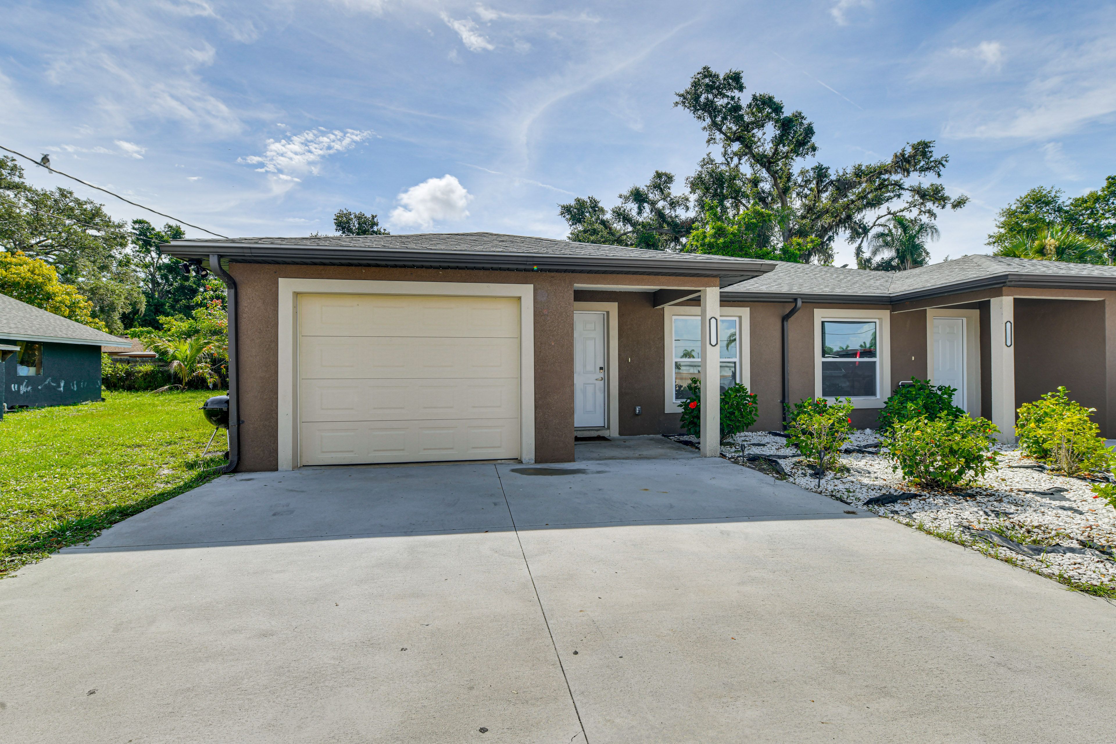 Parking | Driveway (4 Vehicles) | Garage (1 Vehicle)