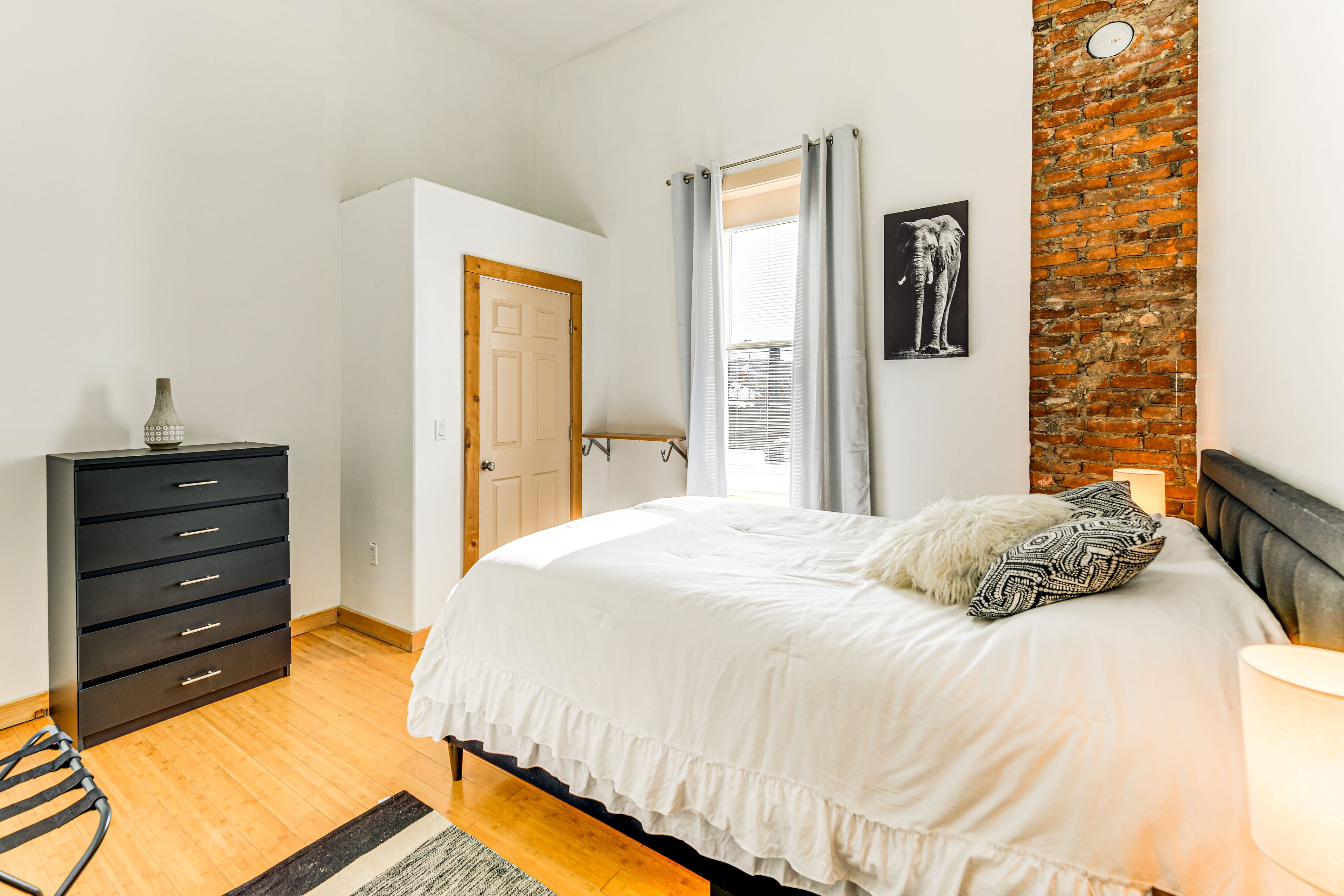 Bedroom 1 | Queen Bed