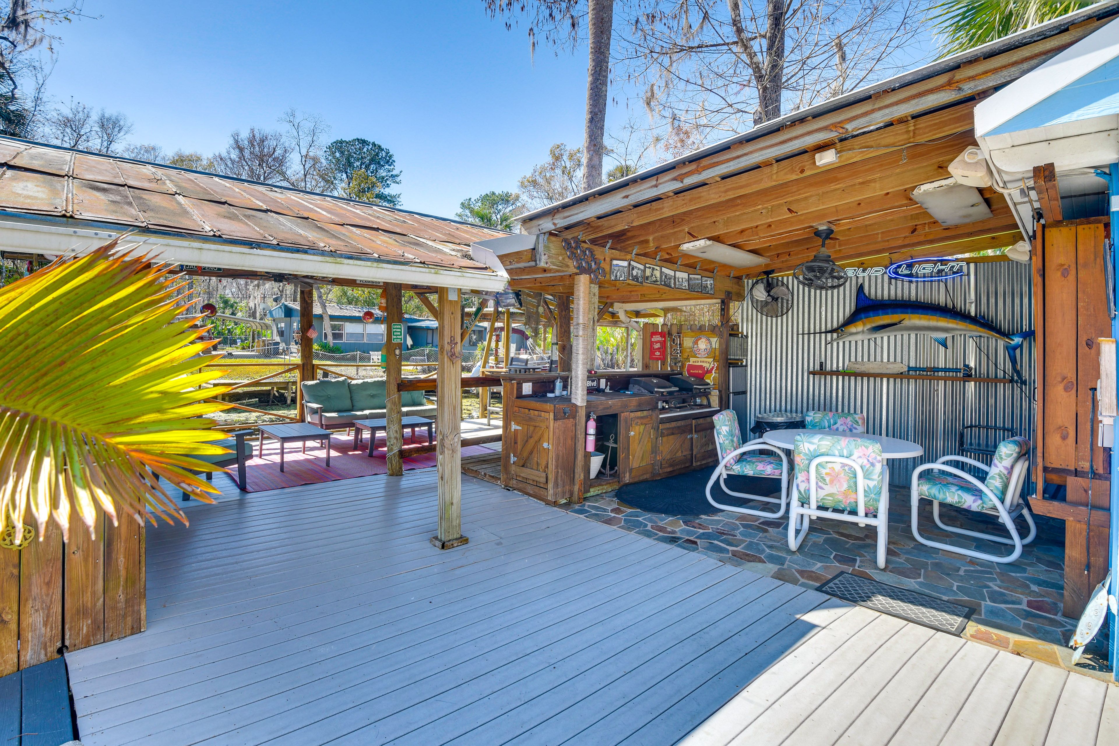 Outdoor Kitchen | Bar Area | Gas Grill | Dining Table | Smart TV